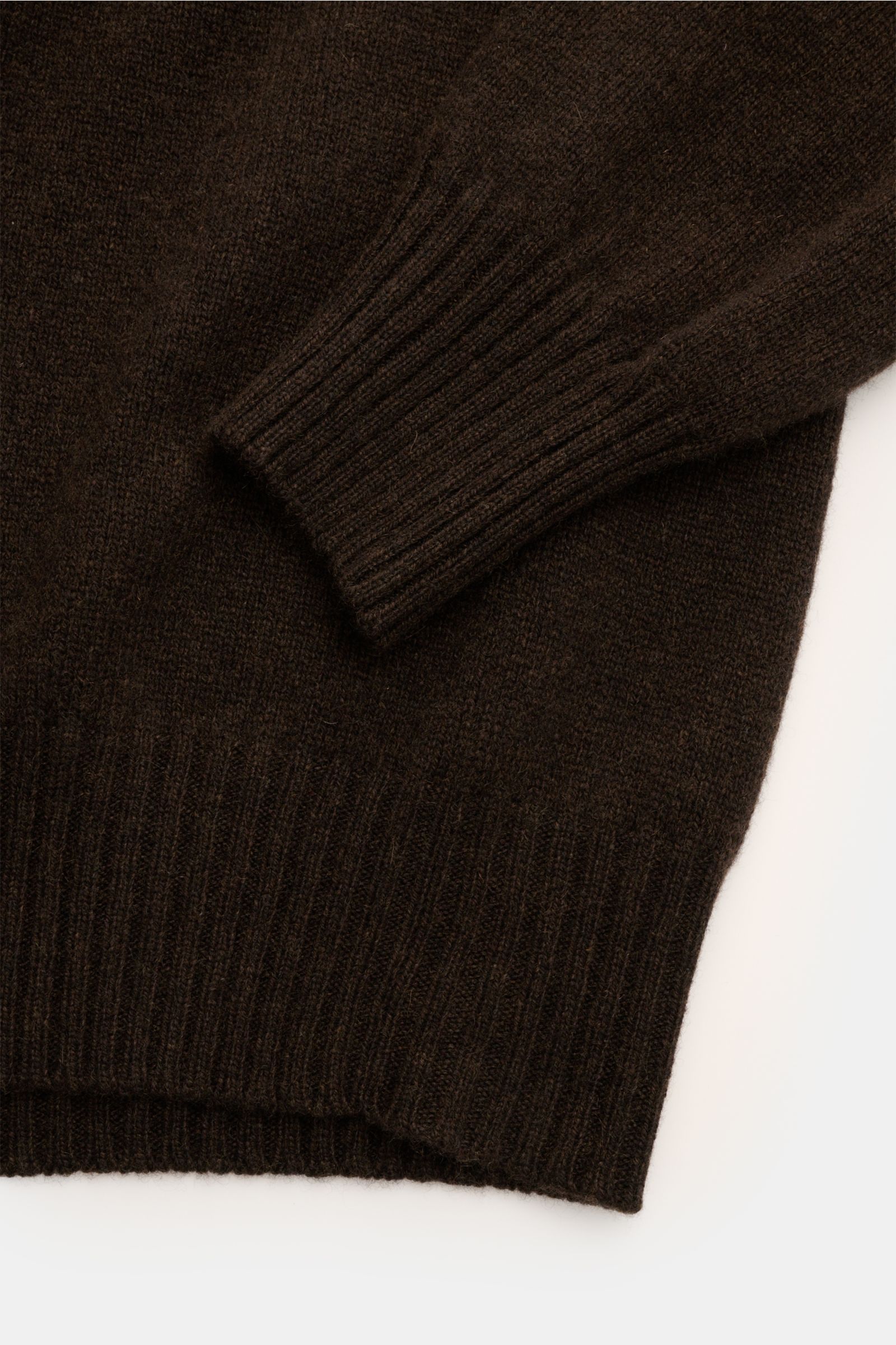 Malo Cashmere Rundhalspullover braun, Detailaufnahme von Ärmel und Saum, reiner Cashmere, sehr weicher Griff, mittelfeines Strickbild, Slim Fit, Rundhalsausschnitt, komfortable Rippbündchen.