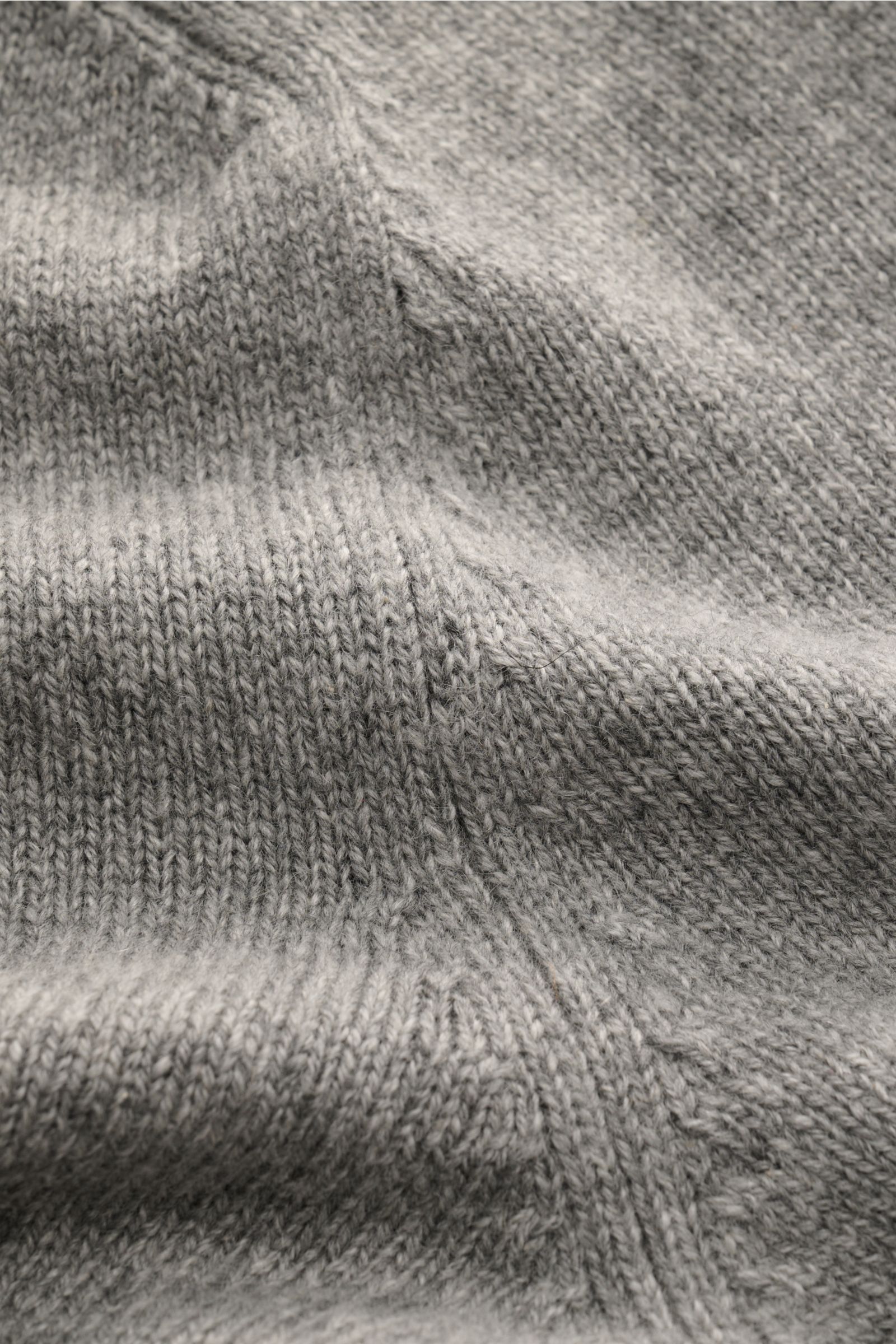 Nahaufnahme des mittelfeinen Strickbilds des grauen Malo Cashmere Rundhalspullovers aus reiner Cashmere, Slim Fit mit Rundhalsausschnitt und komfortablen Rippbündchen, sehr weicher Griff.