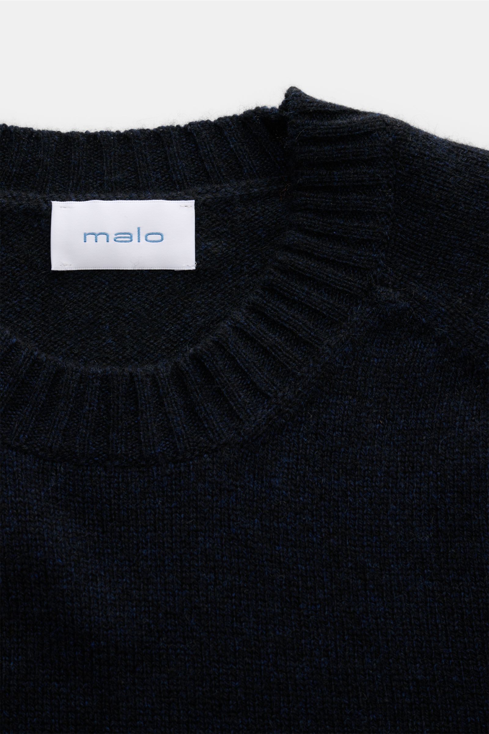 Malo Cashmere Rundhalspullover dark navy meliert in Nahaufnahme von oben, reiner Cashmere, sehr weicher Griff, mittelfeines Strickbild, Slim Fit, Rundhalsausschnitt, komfortable Rippbündchen.