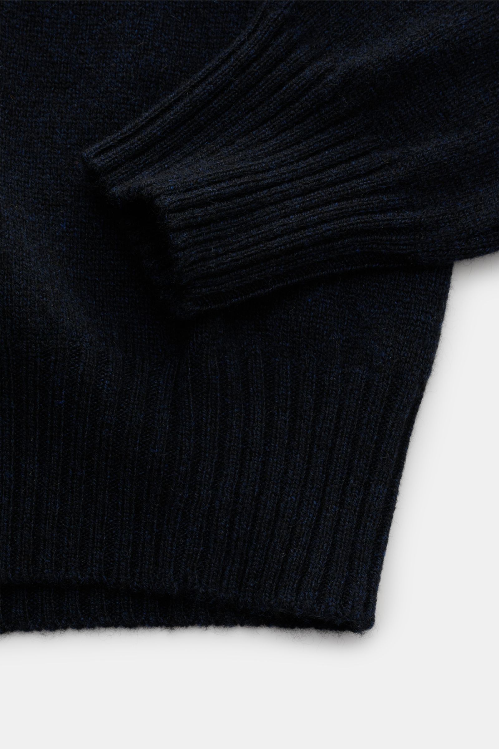 Malo Cashmere Rundhalspullover dark navy meliert, Detailaufnahme von Rippbündchen, reiner Cashmere, sehr weicher Griff, Slim Fit, mittelfeines Strickbild, Rundhalsausschnitt.