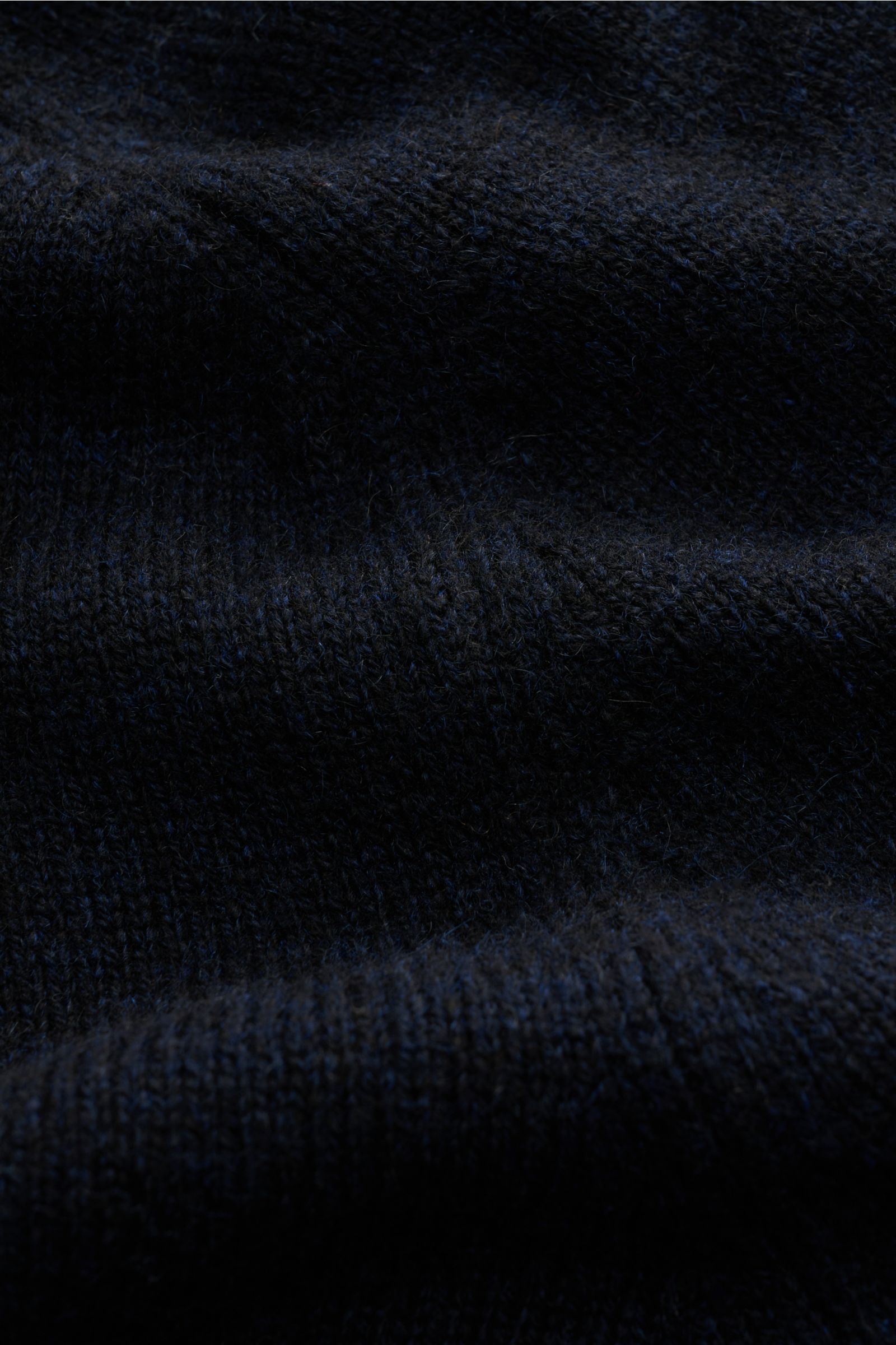 Malo Cashmere Rundhalspullover dark navy meliert, Detailaufnahme von mittelfeinem Strickbild, reiner Cashmere, Slim Fit, Rundhalsausschnitt, weicher Griff, Rippbündchen.