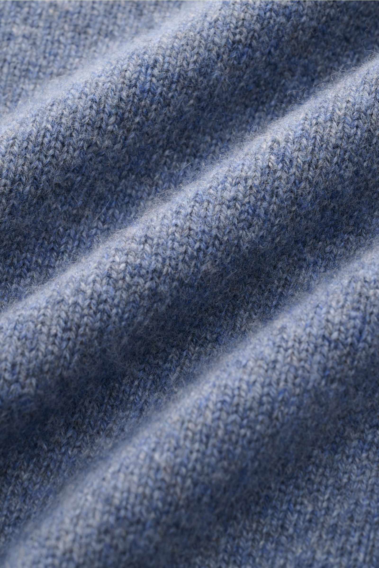 Nahaufnahme des mittelfeinen Strickbilds vom Malo Cashmere Rundhalspullover rauchblau meliert, reiner Cashmere, sehr weicher Griff, Slim Fit, Rundhalsausschnitt, komfortable Rippbündchen.