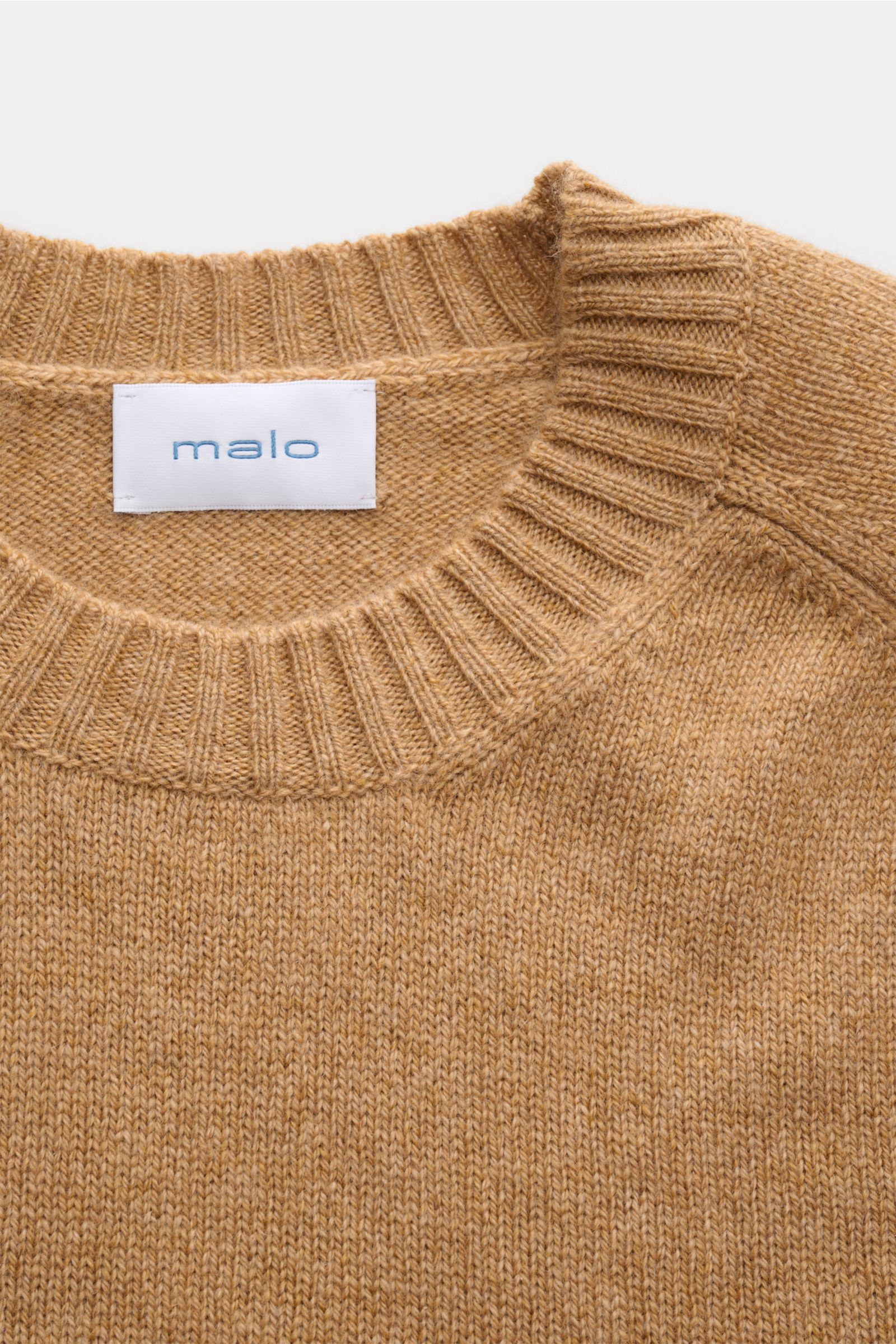 Close-up front view of Malo Cashmere Rundhalspullover hellbraun, showcasing round neckline, reiner Cashmere, very soft touch, mittelfeines Strickbild, Slim Fit, and comfortable ribbed cuffs.