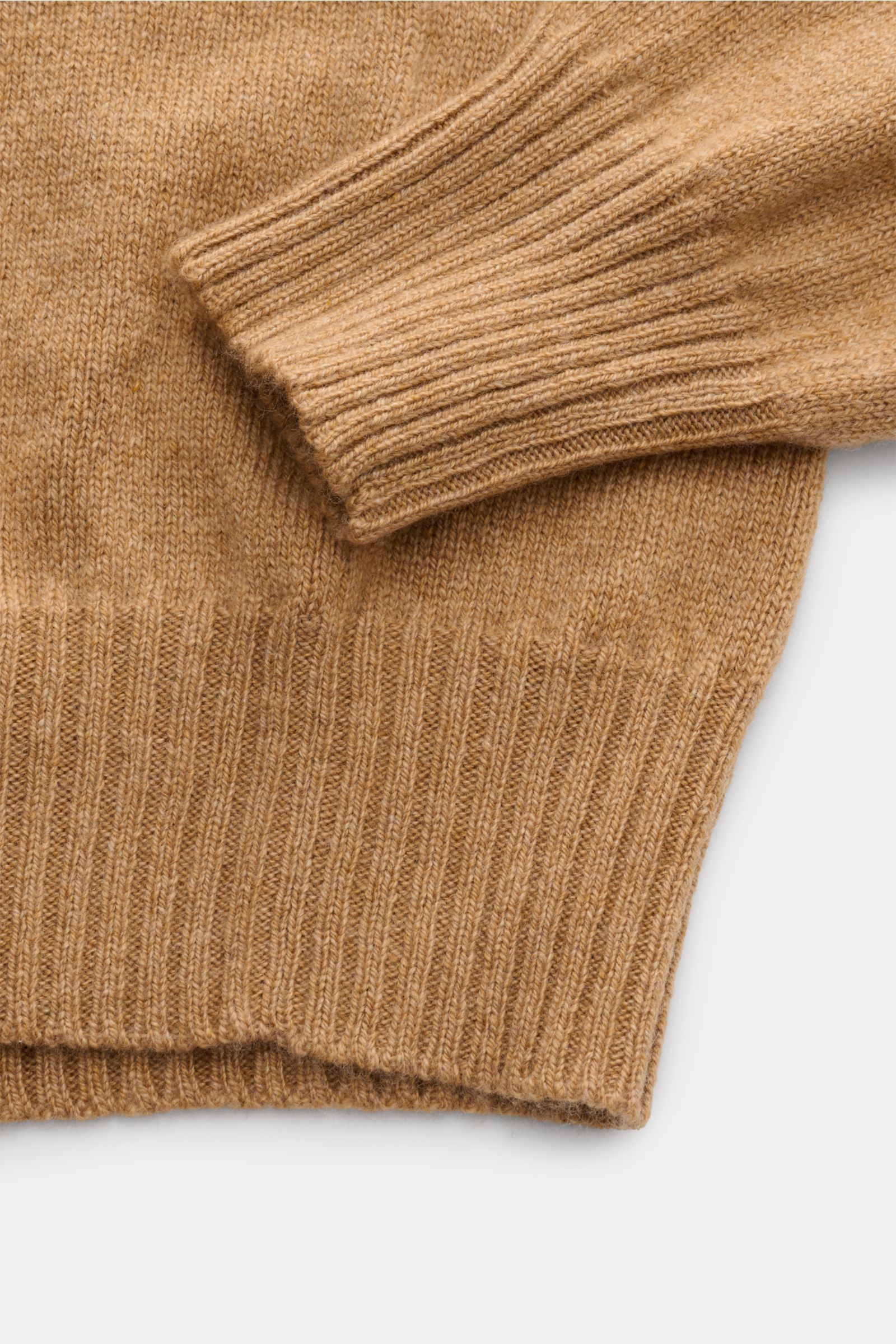 Close-up view of Malo Cashmere Rundhalspullover hellbraun showing sleeve and hem ribbing, made of reiner Cashmere, sehr weicher Griff, mittelfeines Strickbild, Slim Fit, Rundhalsausschnitt, komfortable Rippbündchen.