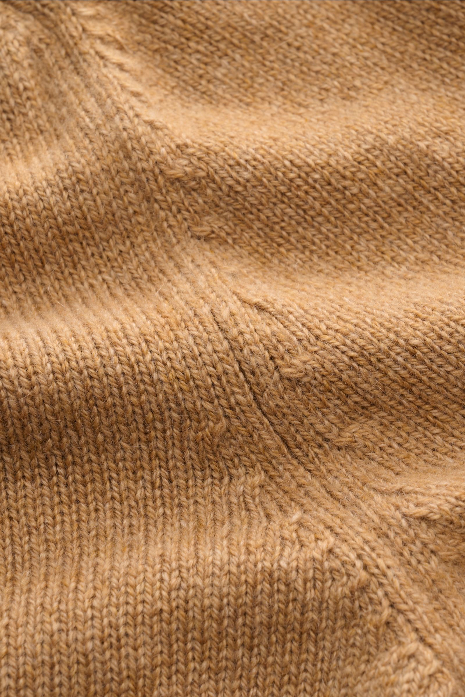 Close-up image of the Malo Cashmere Rundhalspullover hellbraun showing the mittelfeines Strickbild texture from a top-down perspective, highlighting the reiner Cashmere material, sehr weicher Griff, Slim Fit, Rundhalsausschnitt, and komfortable Rippbündch