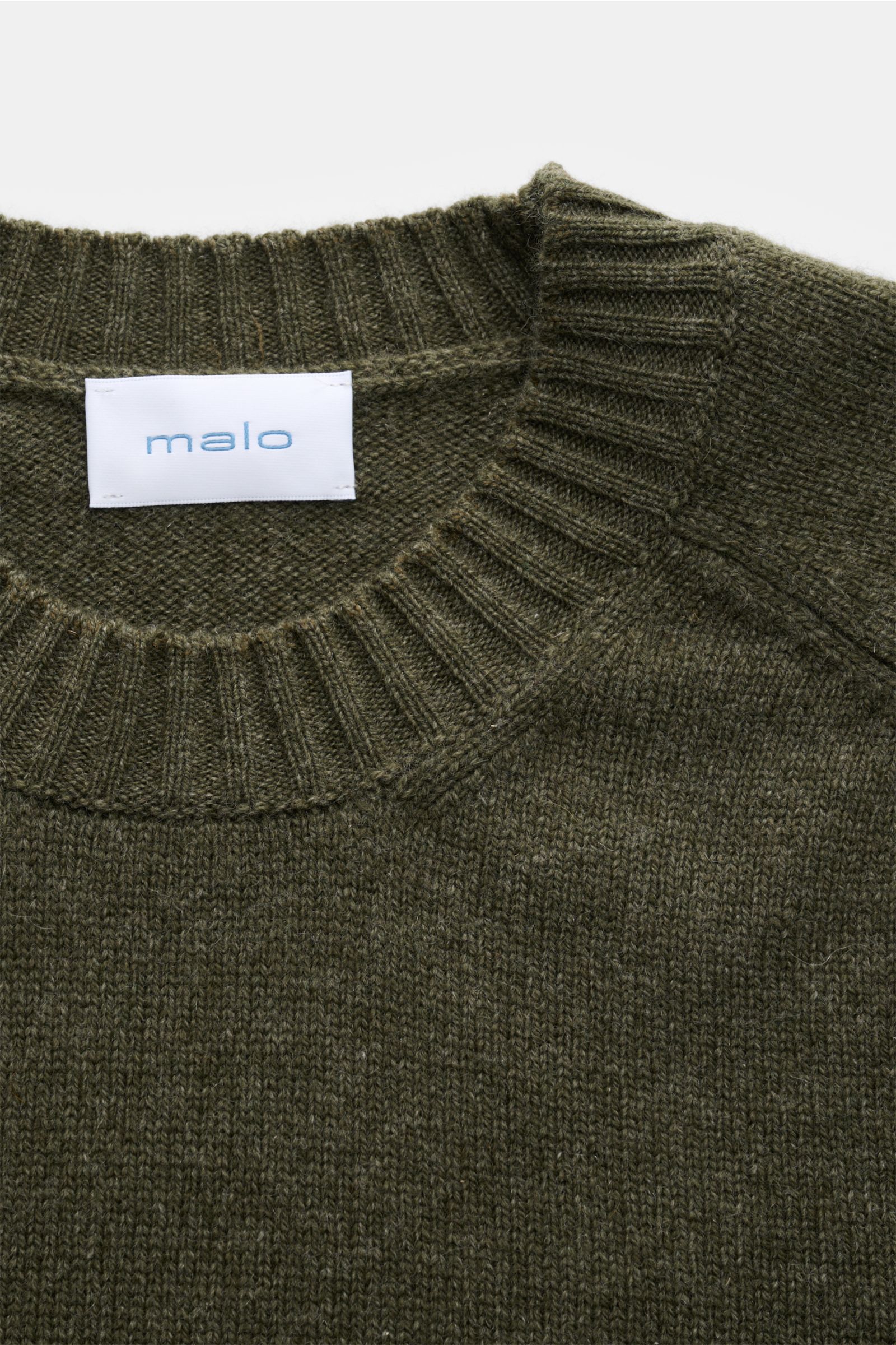 Nahaufnahme des Malo Cashmere Rundhalspullover graugrün meliert mit Rundhalsausschnitt, Slim Fit, mittelfeinem Strickbild, reiner Cashmere, sehr weicher Griff, komfortable Rippbündchen.