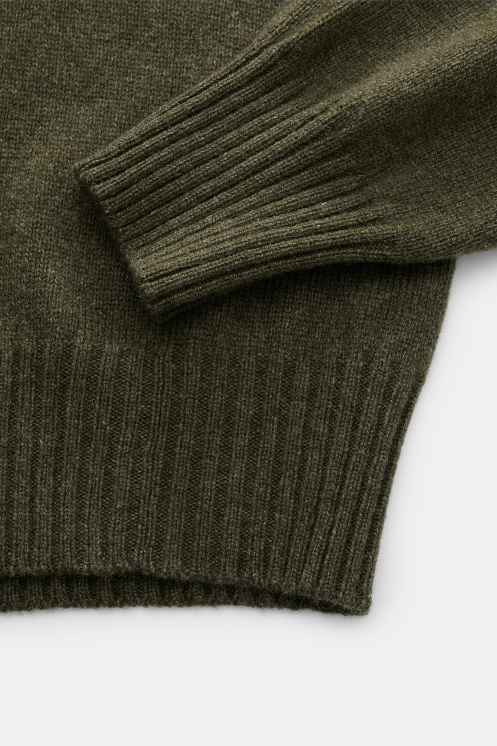 Malo Cashmere Rundhalspullover graugrün meliert, Detailaufnahme von Ärmel und Saum, reiner Cashmere, sehr weich, mittelfein, Slim Fit, Rundhals, Rippbündchen.