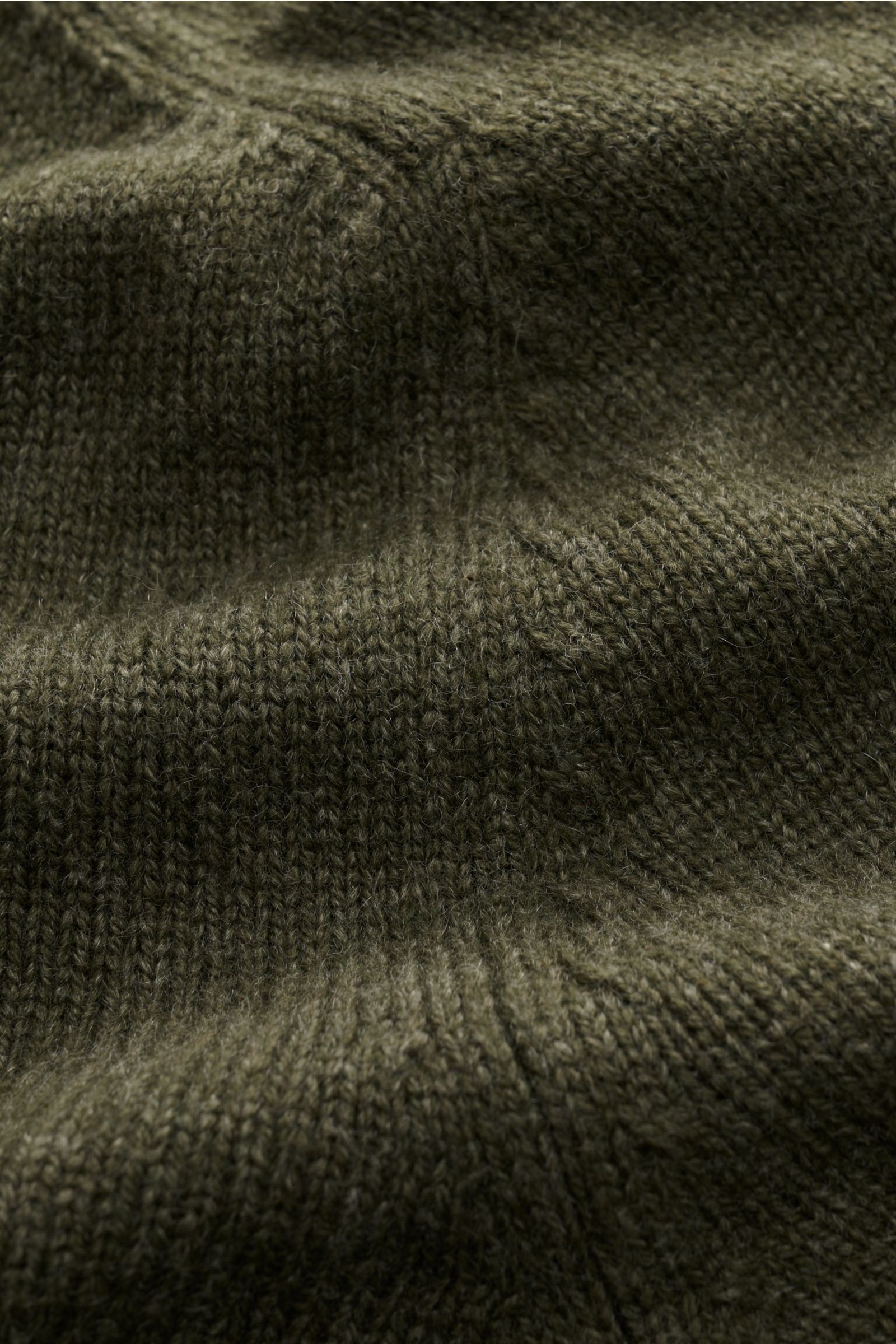 Nahaufnahme des graugrün melierten Malo Cashmere Rundhalspullovers aus reiner Cashmere, mit sehr weichem Griff, mittelfeinem Strickbild, Slim Fit, Rundhalsausschnitt und komfortablen Rippbündchen.