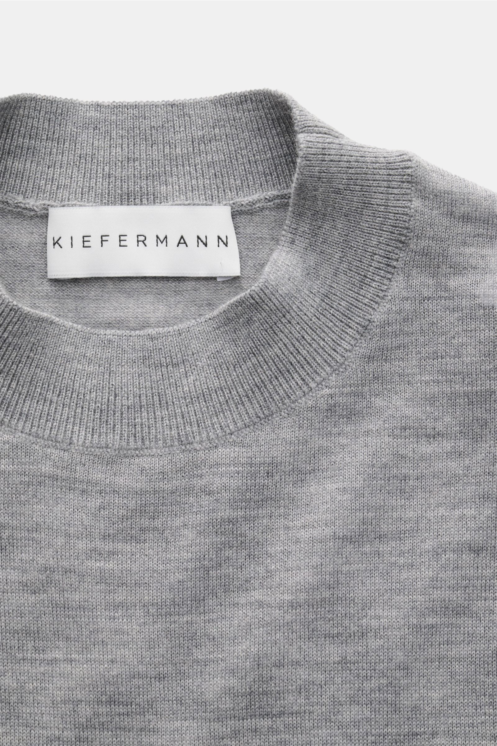 Kiefermann Merino Feinstrick-Pullover grau meliert, Nahaufnahme von oben, reine Merinowolle, superweicher Griff, feines Strickbild, Slim Fit, hoher Rundhalsausschnitt, elastische Ärmelabschlüsse.