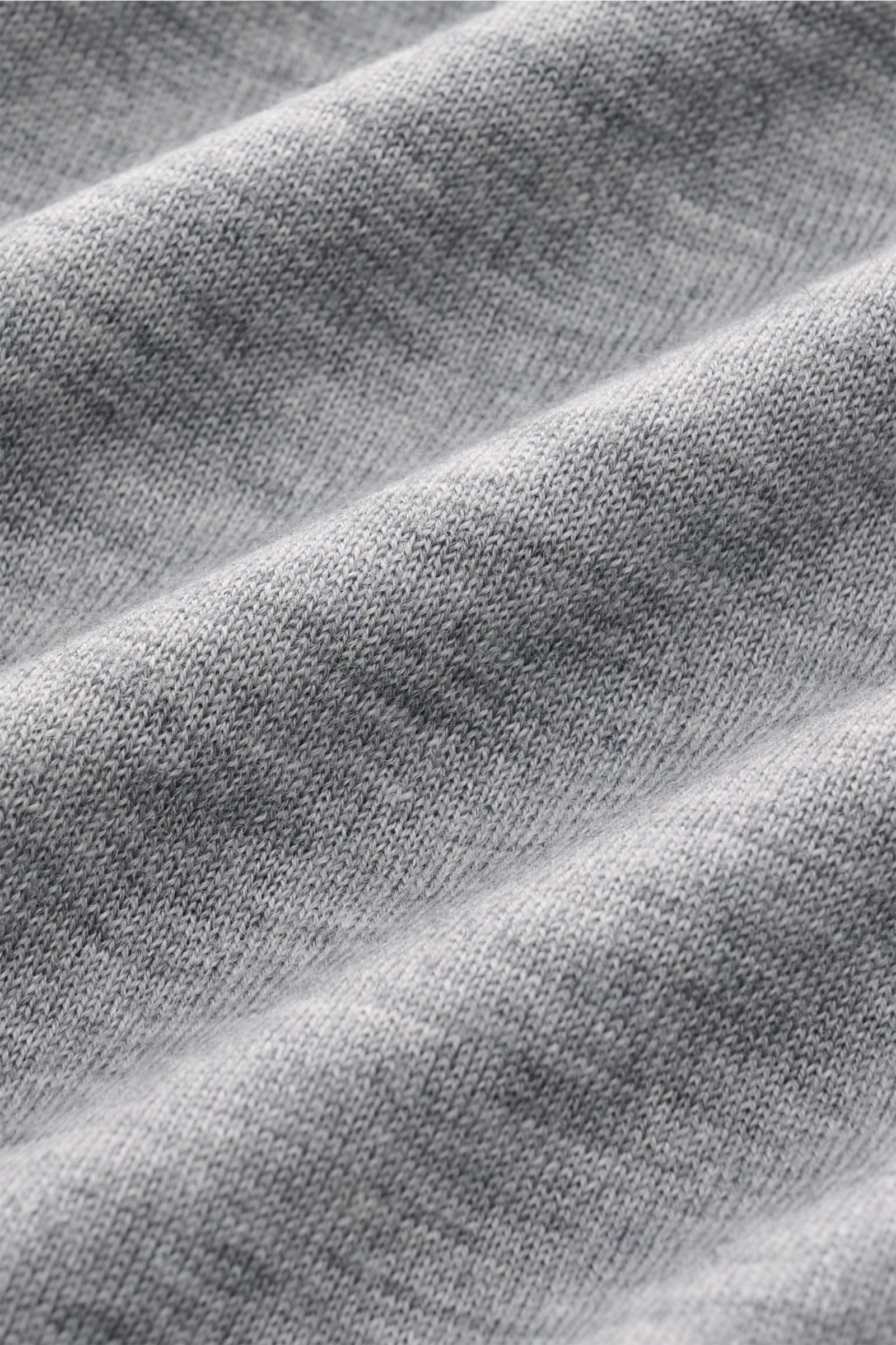 Nahaufnahme des graumelierten Kiefermann Merino Feinstrick-Pullovers mit sehr feinem Strickbild, reine Merinowolle, superweicher Griff, Slim Fit, hoher Rundhalsausschnitt und elastischen Ärmelabschlüssen.