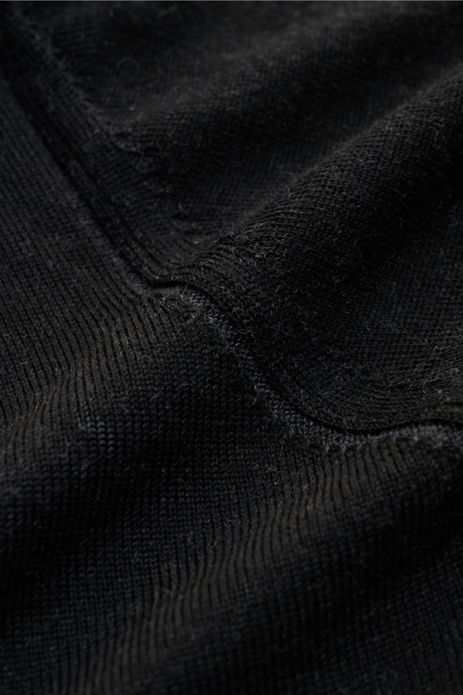 Nahaufnahme des Kiefermann Merino Rundhalspullover 'Lutzs' schwarz meliert, Slim Fit aus reiner Merinowolle mit feinem Strickbild und rollierter Kante.