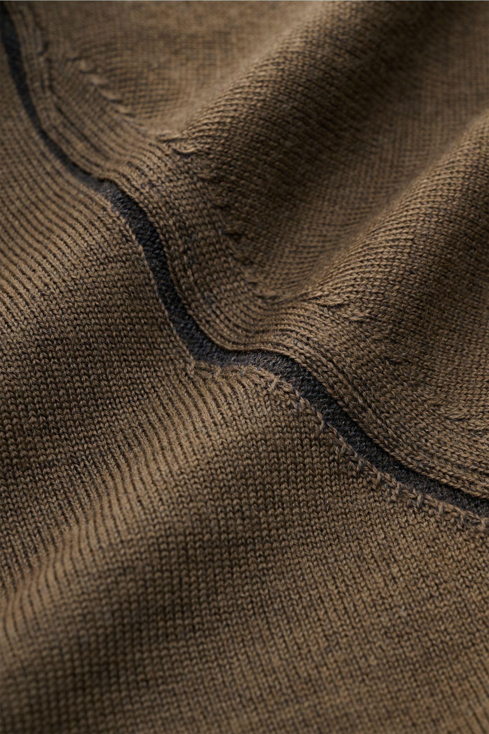 Kiefermann Merino Rundhalspullover 'Lutzs' khaki meliert shown in close-up from above, highlighting fine knit, soft merino wool, and contrast details.

Update für ein Essential: Der Rundhalspullover von KIEFERMANN aus weicher Merinowolle besticht durch