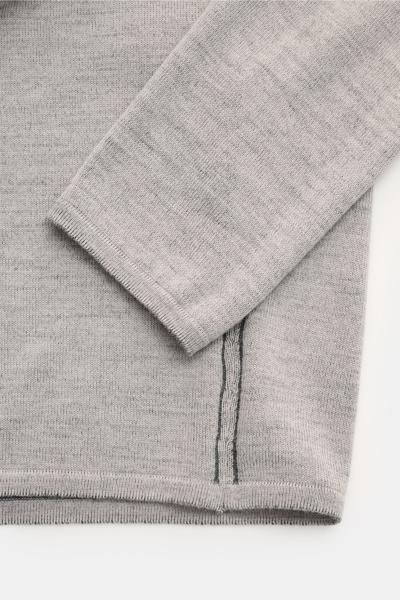 Close-up front view of the Kiefermann Merino Rundhalspullover 'Lutzs' hellgrau meliert in light grey melange, showing fine knit, soft merino wool, slim fit, round neckline with rolled edge, contrast inner side, and double-stitched hem details. 

Update
