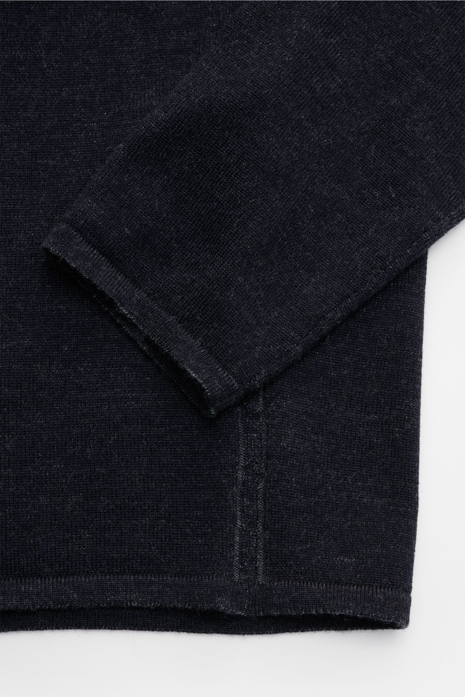 Kiefermann Merino Rundhalspullover 'Lutzs' dark navy meliert, Slim Fit, weiche Merinowolle, Rundhalsausschnitt, feines Strickbild, Detailansicht Saum und Ärmel