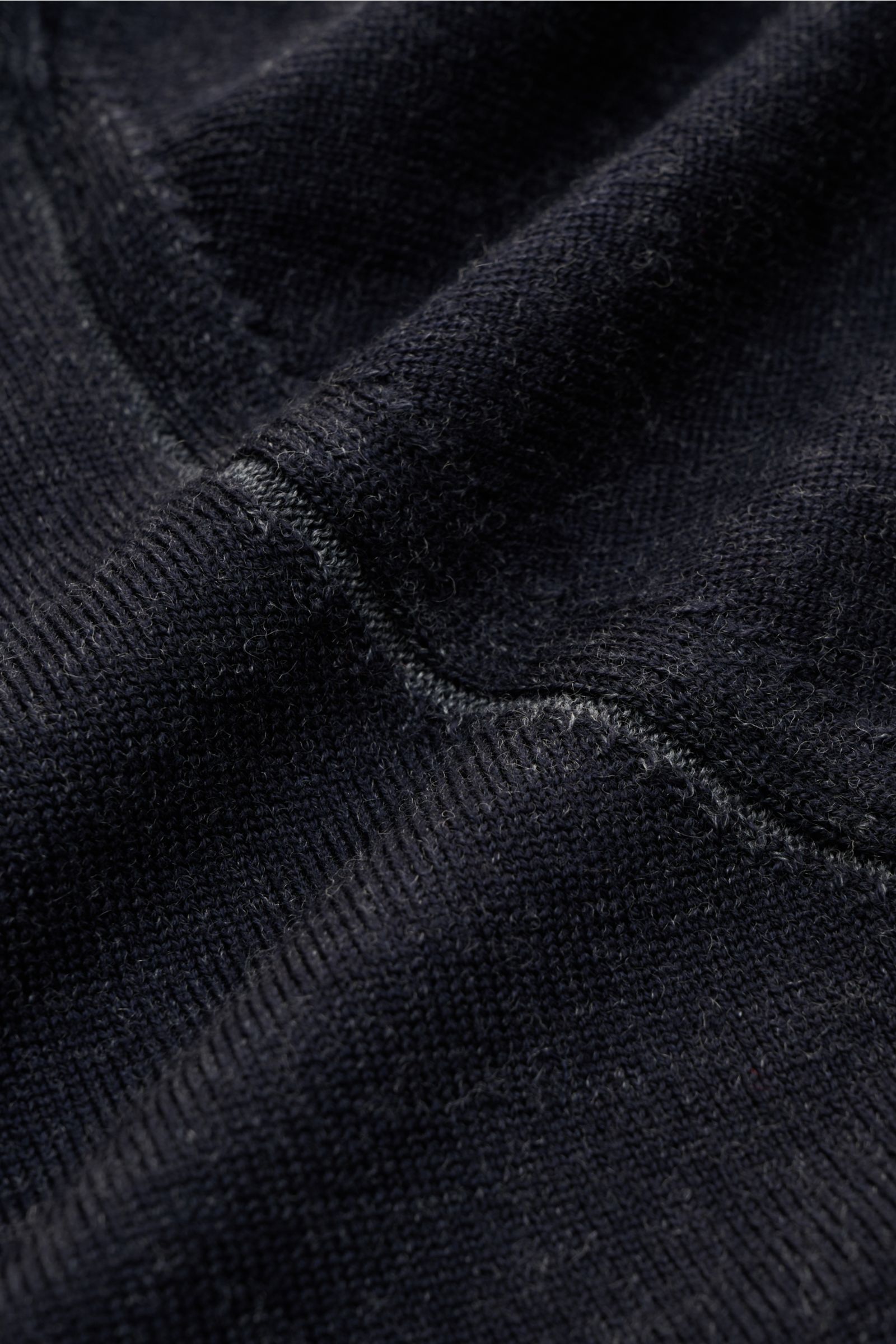 Nahaufnahme des Kiefermann Merino Rundhalspullover 'Lutzs' dark navy meliert, zeigt weiche Merinowolle, feines Strickbild, Slim Fit mit rundem Ausschnitt und kontrastfarbigen Details.