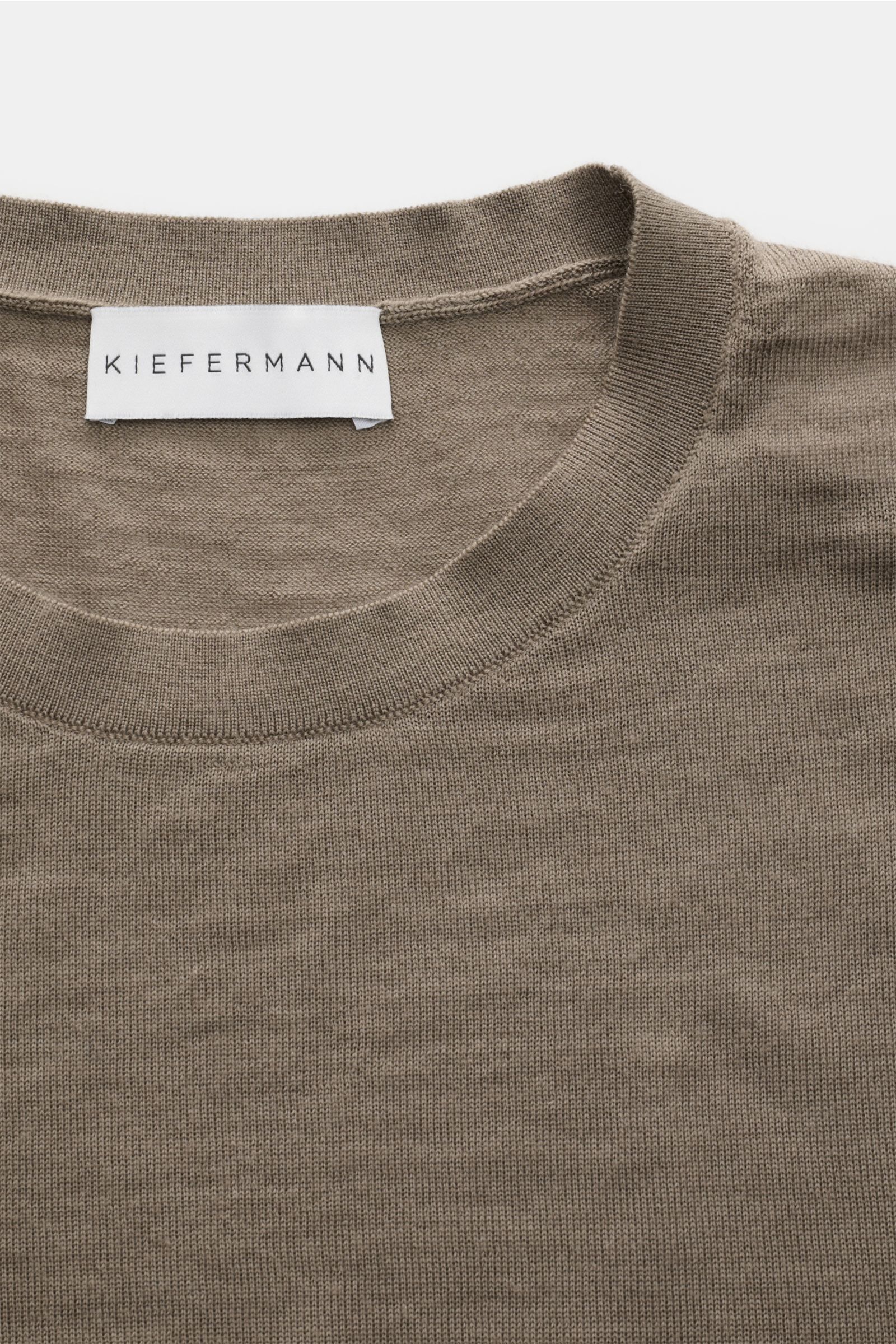Close-up front view of Kiefermann Merino Feinstrick-Pullover 'Marleys' taupe showing classic round neckline, pure merino wool, supersoft feel, very fine knit, slim fit, and elastic hem edges.