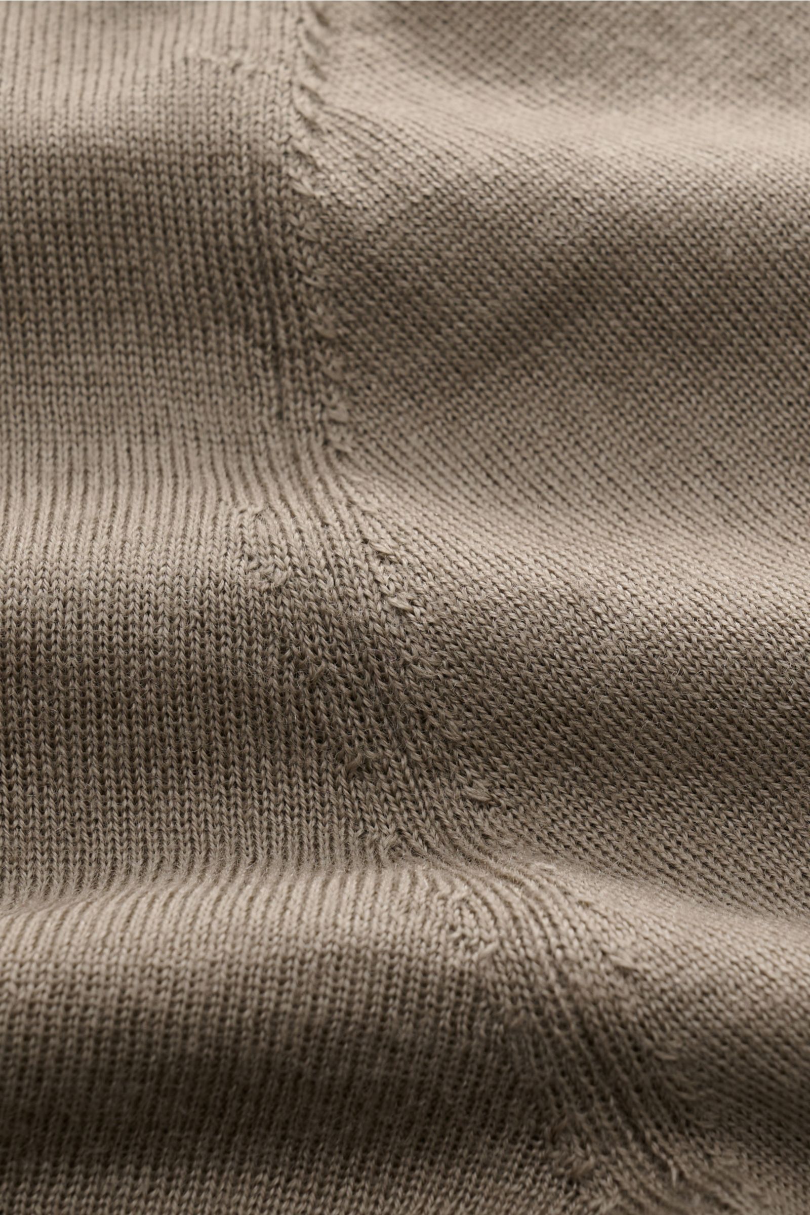 Close-up front view of Kiefermann Merino Feinstrick-Pullover 'Marleys' taupe, showing very fine knit, pure merino wool, supersoft touch, slim fit, classic round neckline, elastic hem edges.
