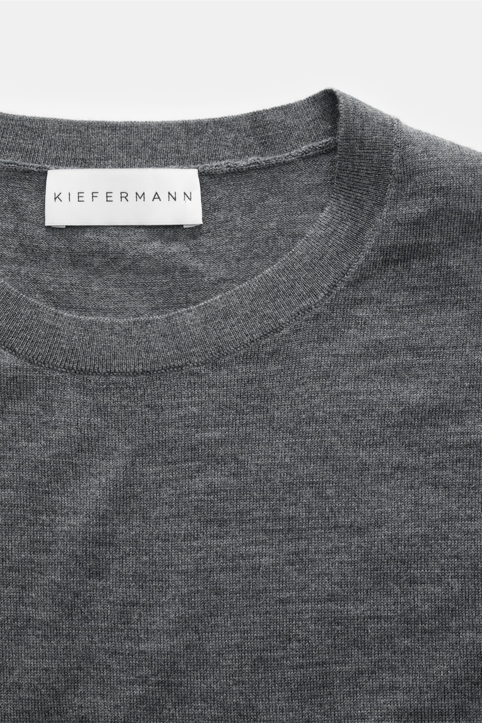 Kiefermann Merino Feinstrick-Pullover 'Marleys' dunkelgrau meliert, Slim Fit, reine Merinowolle, supersofter Griff, feines Strickbild, Rundhalsausschnitt, elastische Säume, Nahaufnahme von oben.