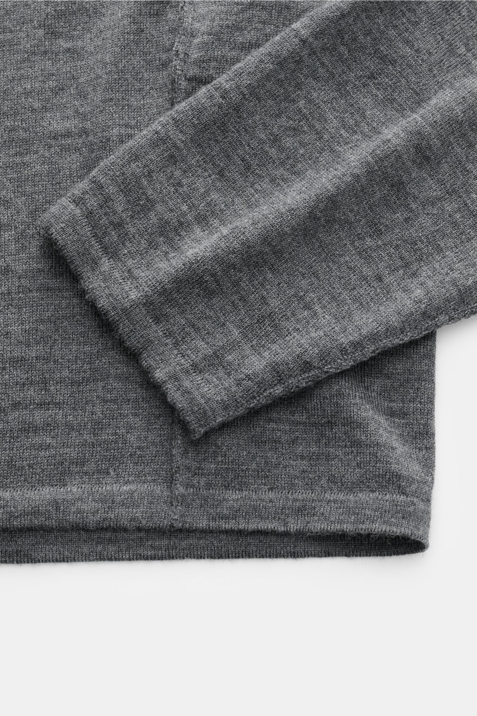 Nahaufnahme des Kiefermann Merino Feinstrick-Pullover 'Marleys' dunkelgrau meliert von oben, reine Merinowolle, supersofter Griff, sehr feines Strickbild, Slim Fit, klassischer Rundhalsausschnitt, elastische Saumabschlüsse.