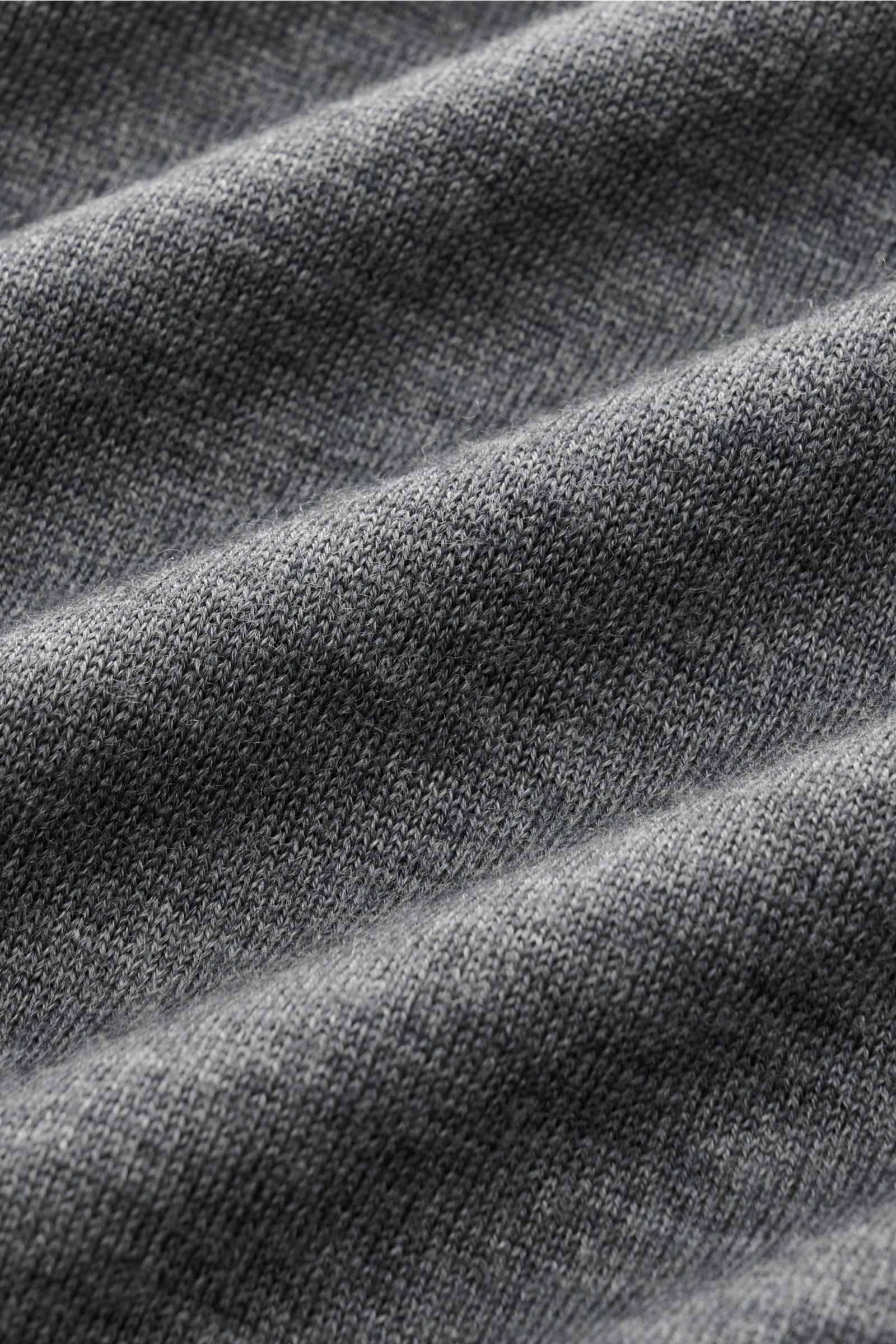 Kiefermann Merino Feinstrick-Pullover 'Marleys' dunkelgrau meliert, Detailaufnahme aus Nähe, reine Merinowolle, supersofter Griff, sehr feines Strickbild, Slim Fit, klassischer Rundhalsausschnitt, elastische Saumabschlüsse.