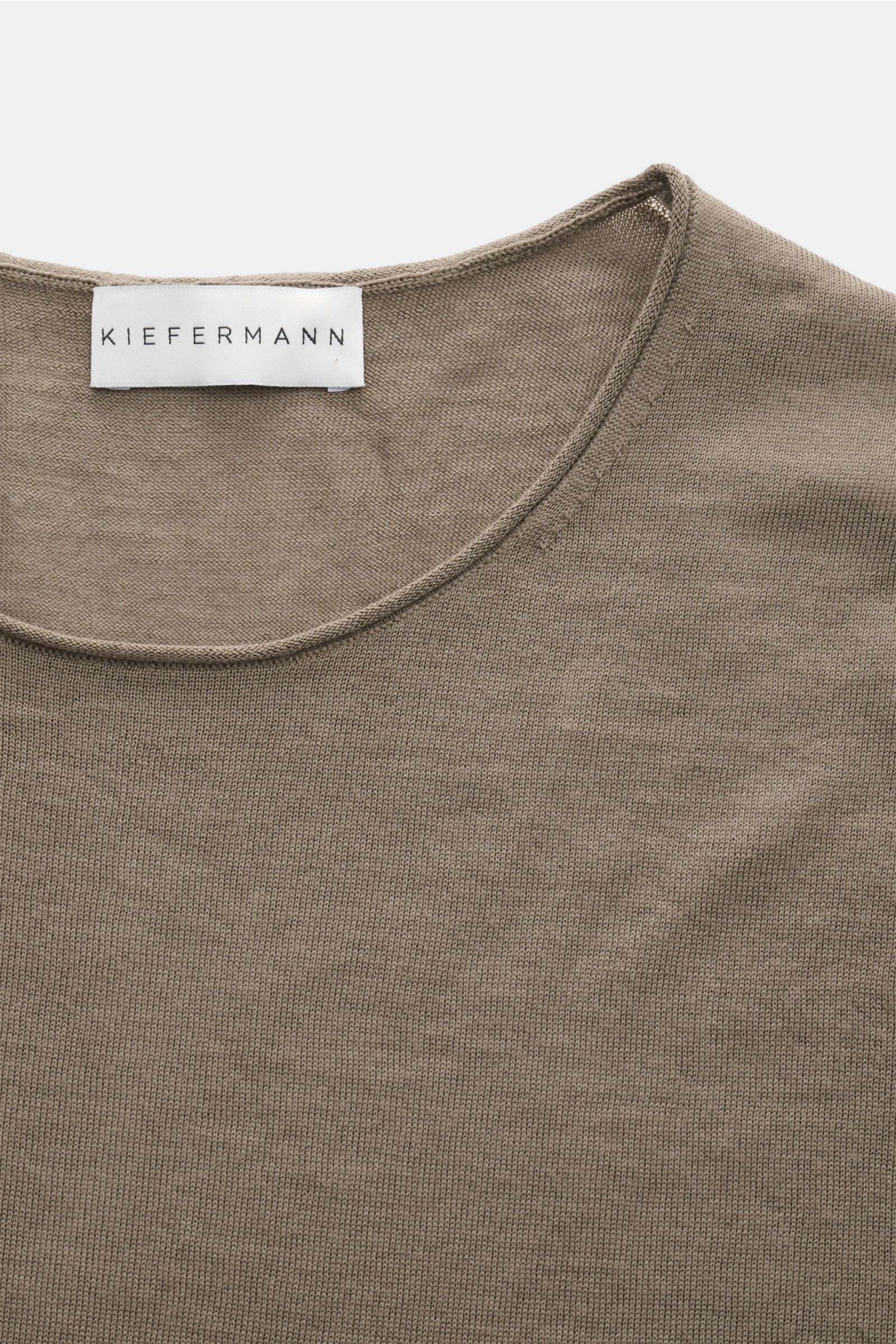 Kiefermann Merino Feinstrick-Pullover 'Benjaminn' taupe, Nahaufnahme von oben, Slim Fit, reine Merinowolle, superweicher Griff, sehr feines Strickbild, Rundhalsausschnitt, offene rollierte Kanten.