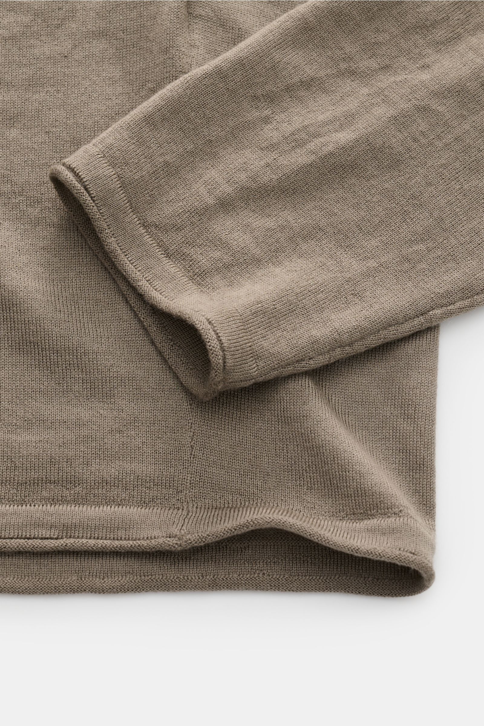 Nahaufnahme des Kiefermann Merino Feinstrick-Pullover 'Benjaminn' taupe von oben, reine Merinowolle, superweicher Griff, sehr feines Strickbild, Slim Fit, Rundhalsausschnitt, offene rollierte Kantenabschlüsse.