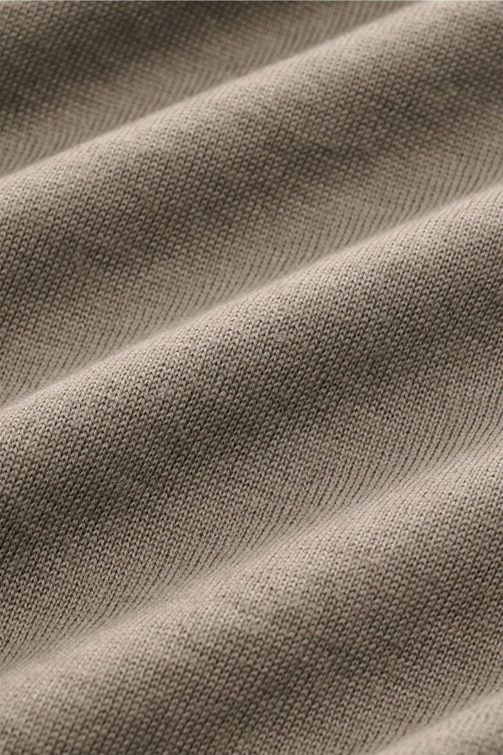 Kiefermann Merino Feinstrick-Pullover 'Benjaminn' taupe, Nahaufnahme des sehr feinen Strickbilds, reine Merinowolle, Slim Fit, Rundhalsausschnitt, superweicher Griff, offene rollierte Kanten.