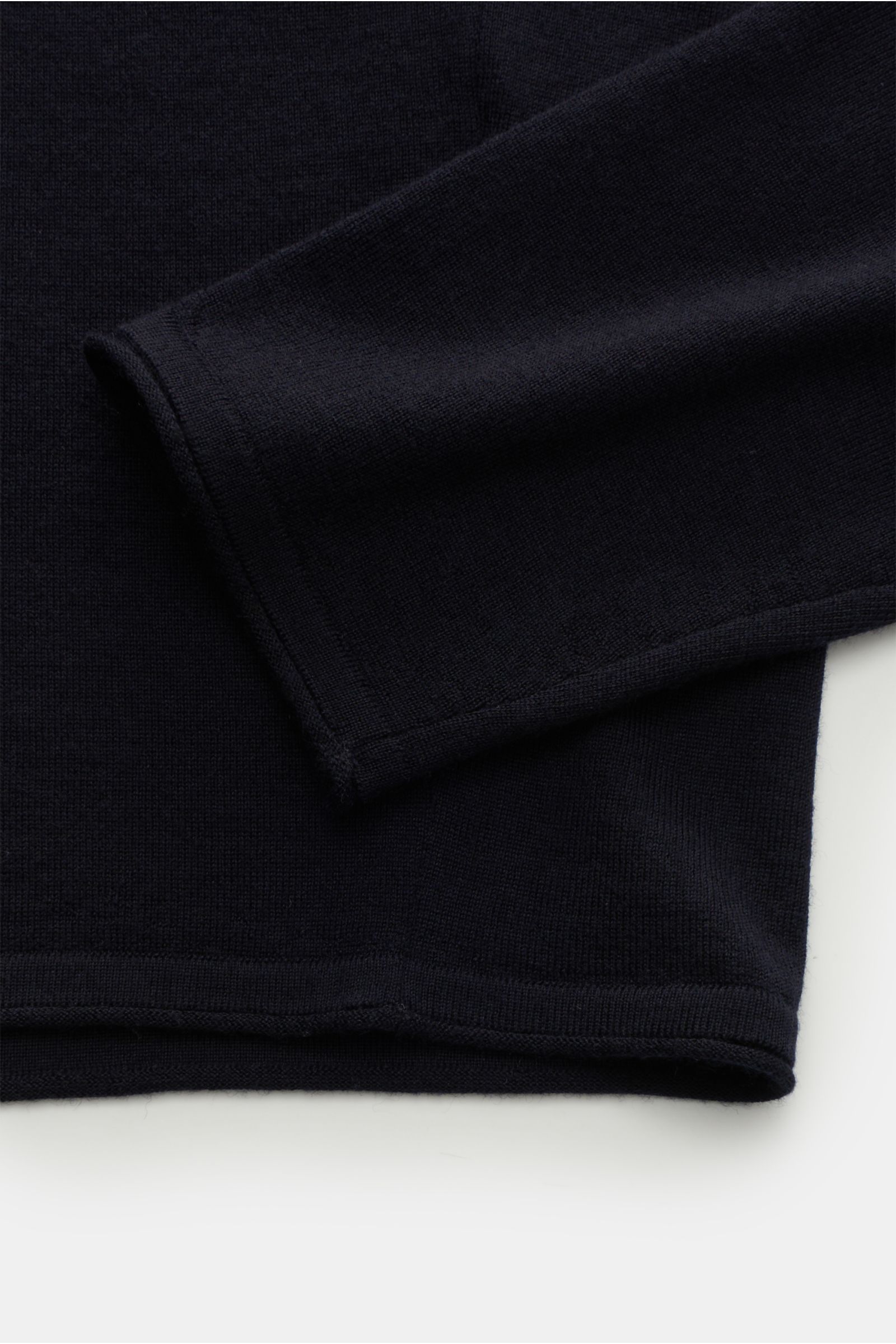 Kiefermann Merino Feinstrick-Pullover 'Benjaminn' navy, Detailaufnahme von Ärmeln und Saum, reine Merinowolle, superweicher Griff, sehr feines Strickbild, Slim Fit, Rundhalsausschnitt, offene, rollierte Kantenabschlüsse.