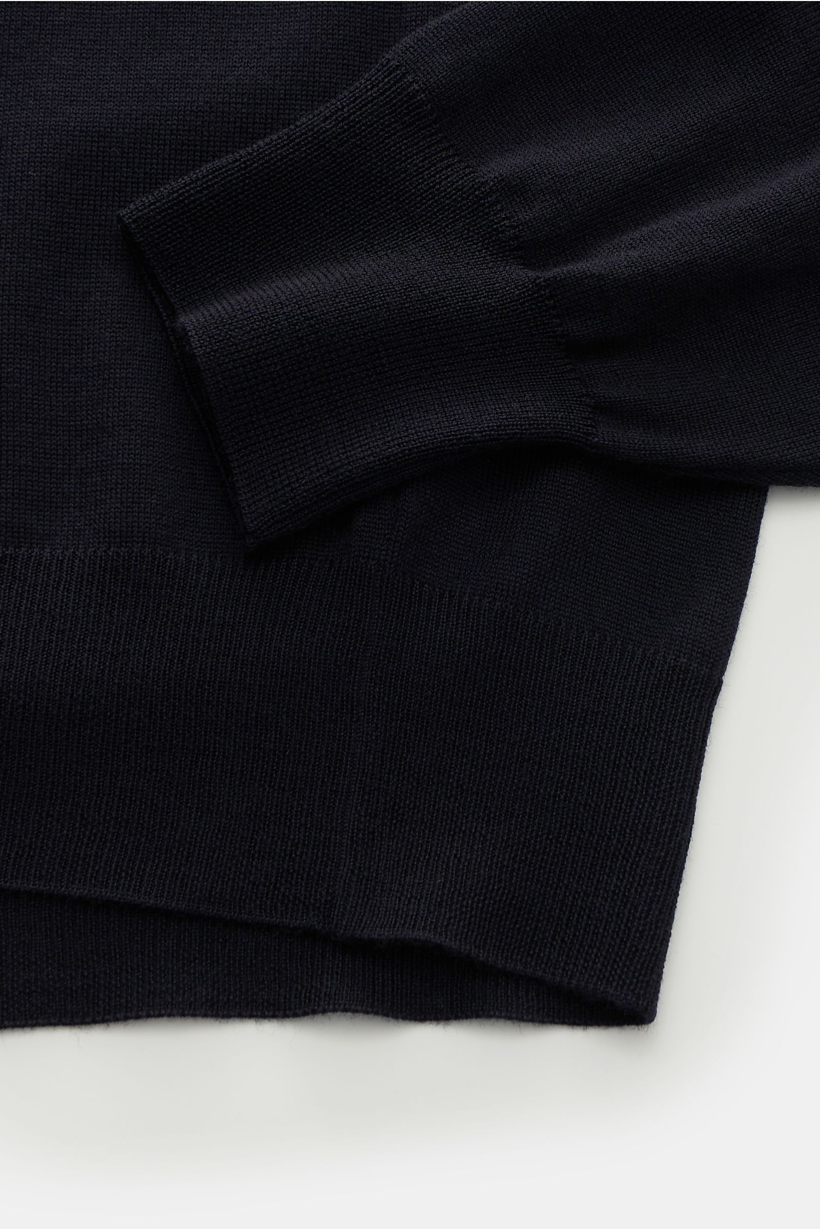 Filippo de Laurentiis Merino Feinstrick-Rundhalspullover dark navy, Detailaufnahme von Ärmel und Bund, Super 120's Merinowolle, weicher Griff, feines Strickbild, Regular Fit, flexible Rippbündchen.