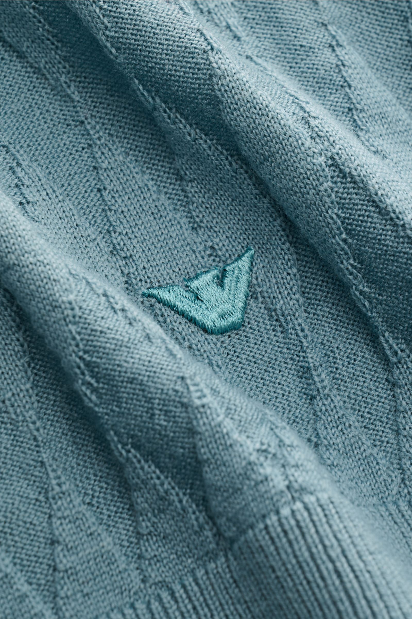 Emporio Armani Rundhalspullover rauchblau aus reiner Schurwolle, feines Strukturstrickmuster mit Rautendesign und Weblabel, Nahaufnahme.