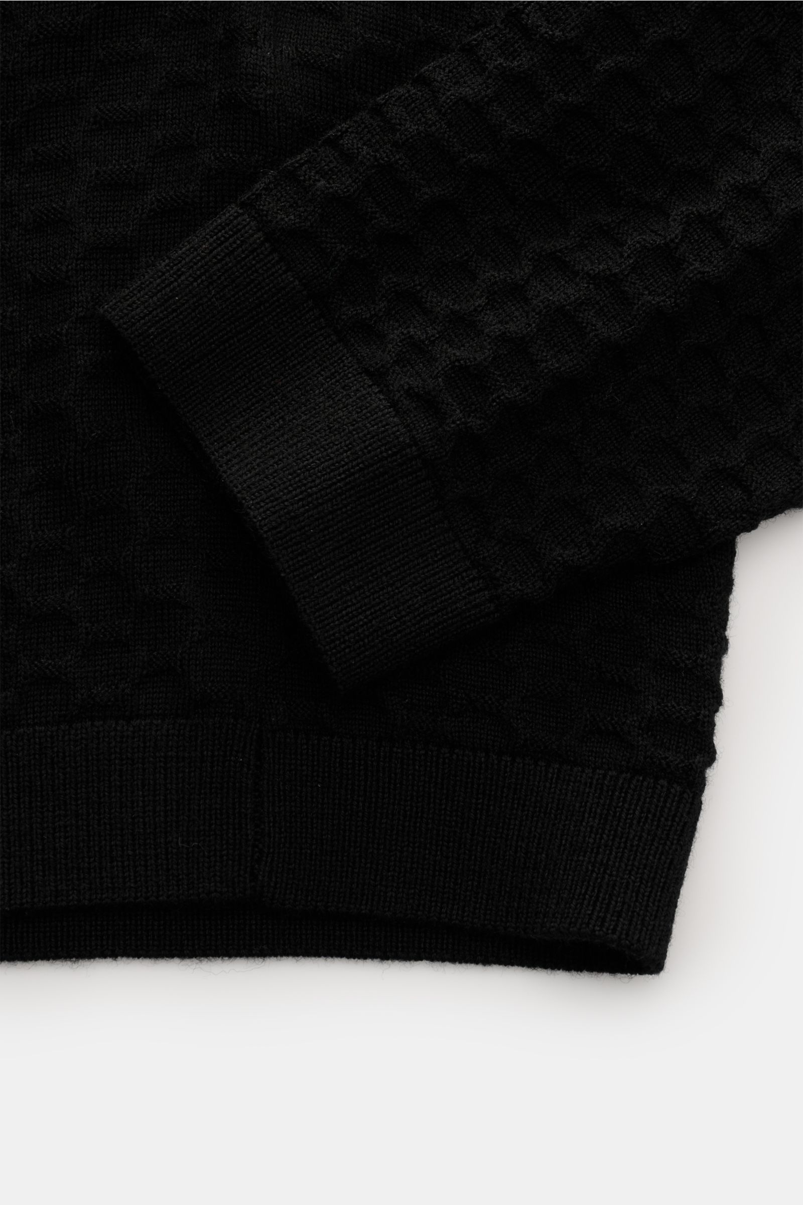 Emporio Armani Rundhalspullover schwarz, Detailaufnahme von Saum und Ärmel in leichter Schurwolle mit feinem Strukturstrick, Regular Fit.