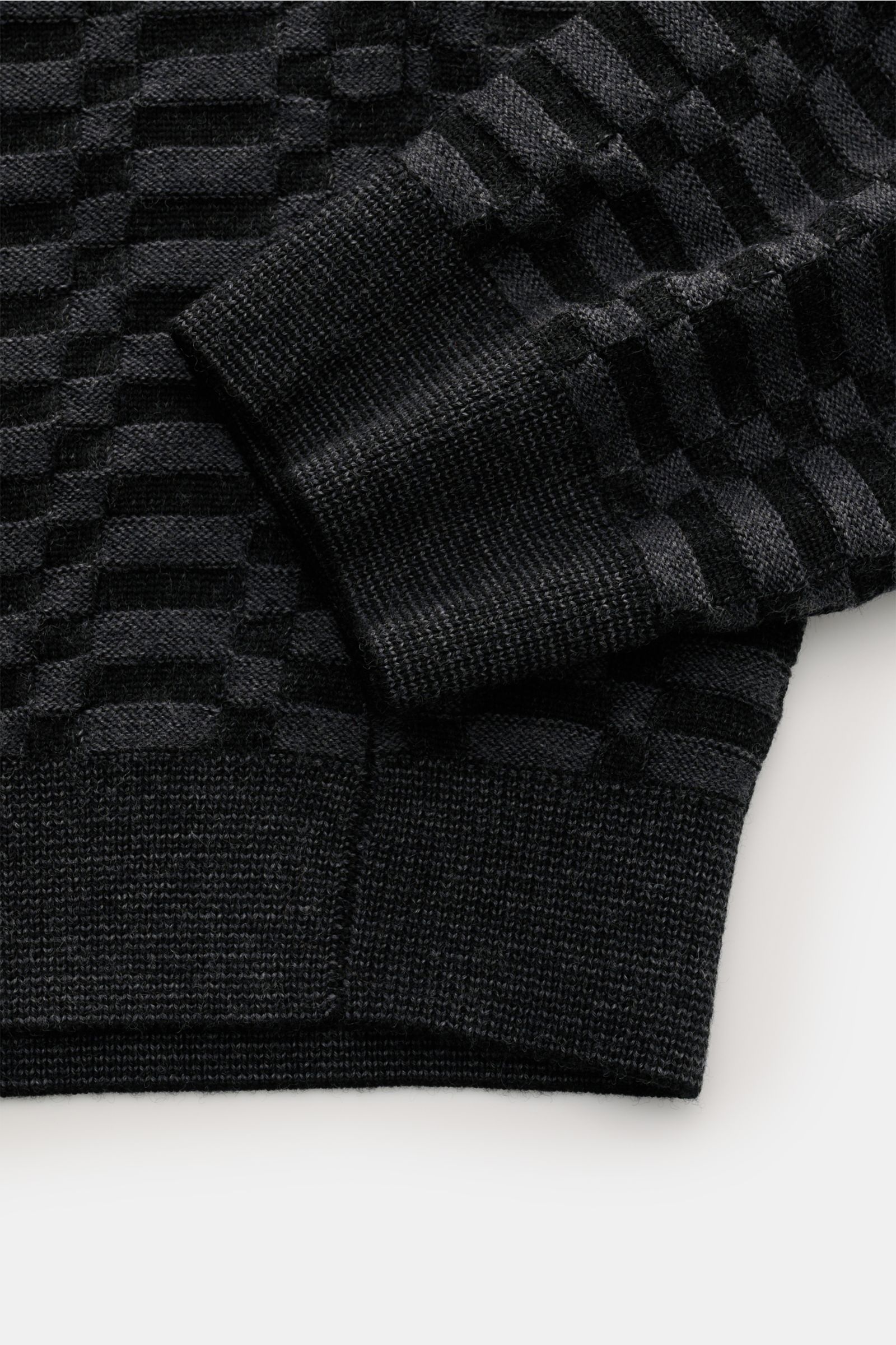 Emporio Armani Rundhalspullover schwarz/dunkelgrau gemustert, Detailansicht von Ärmel und Saum, feines Strickbild, Rippbündchen, Schurwolle.