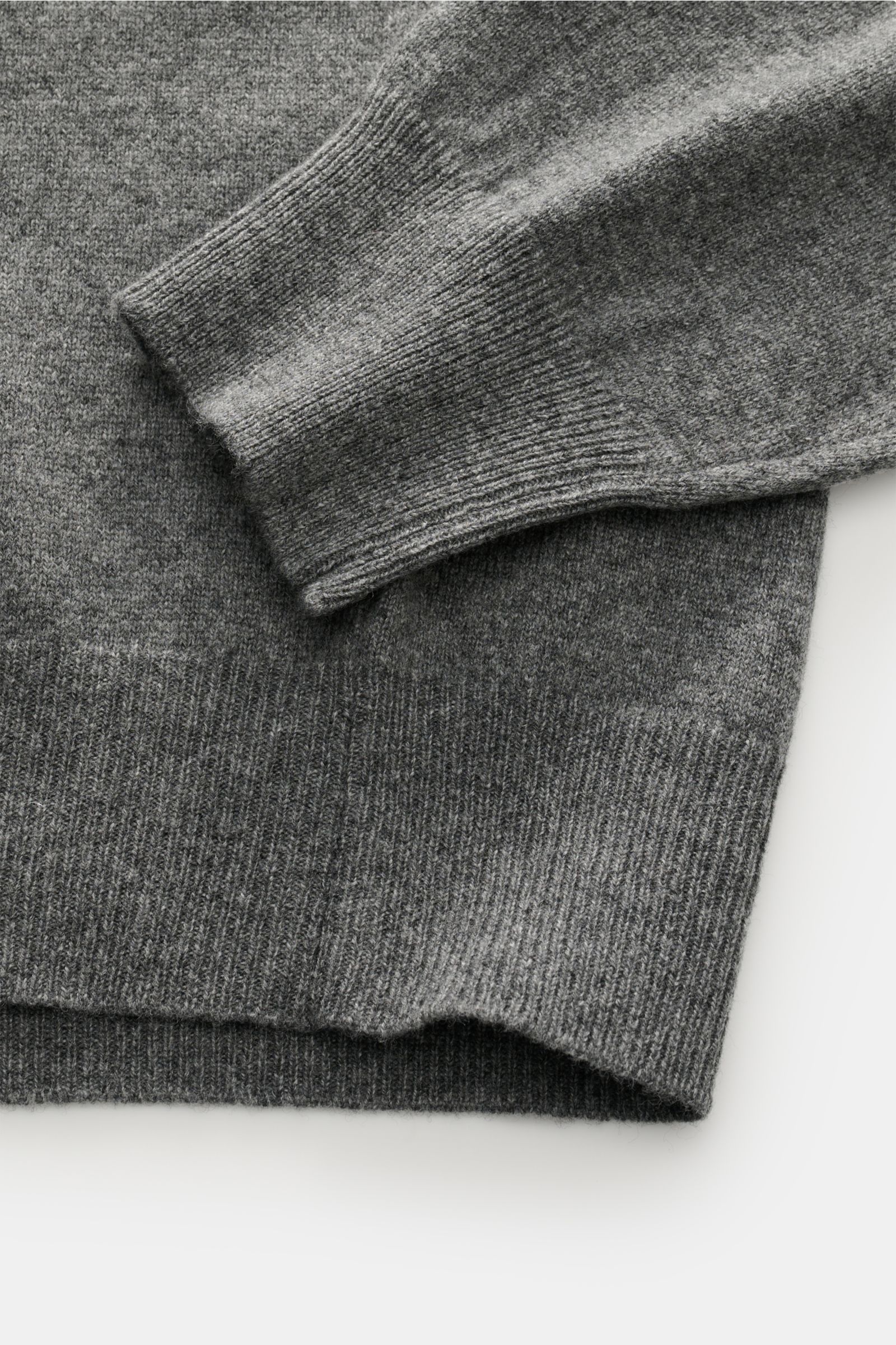 Close-up view of the sleeve and hem of the von Braun Rundhals-Pullover anthrazit, a soft, finely knitted sweater with ribbed cuffs and hem made from a wool, viscose, and cashmere blend for comfortable wear and timeless style.