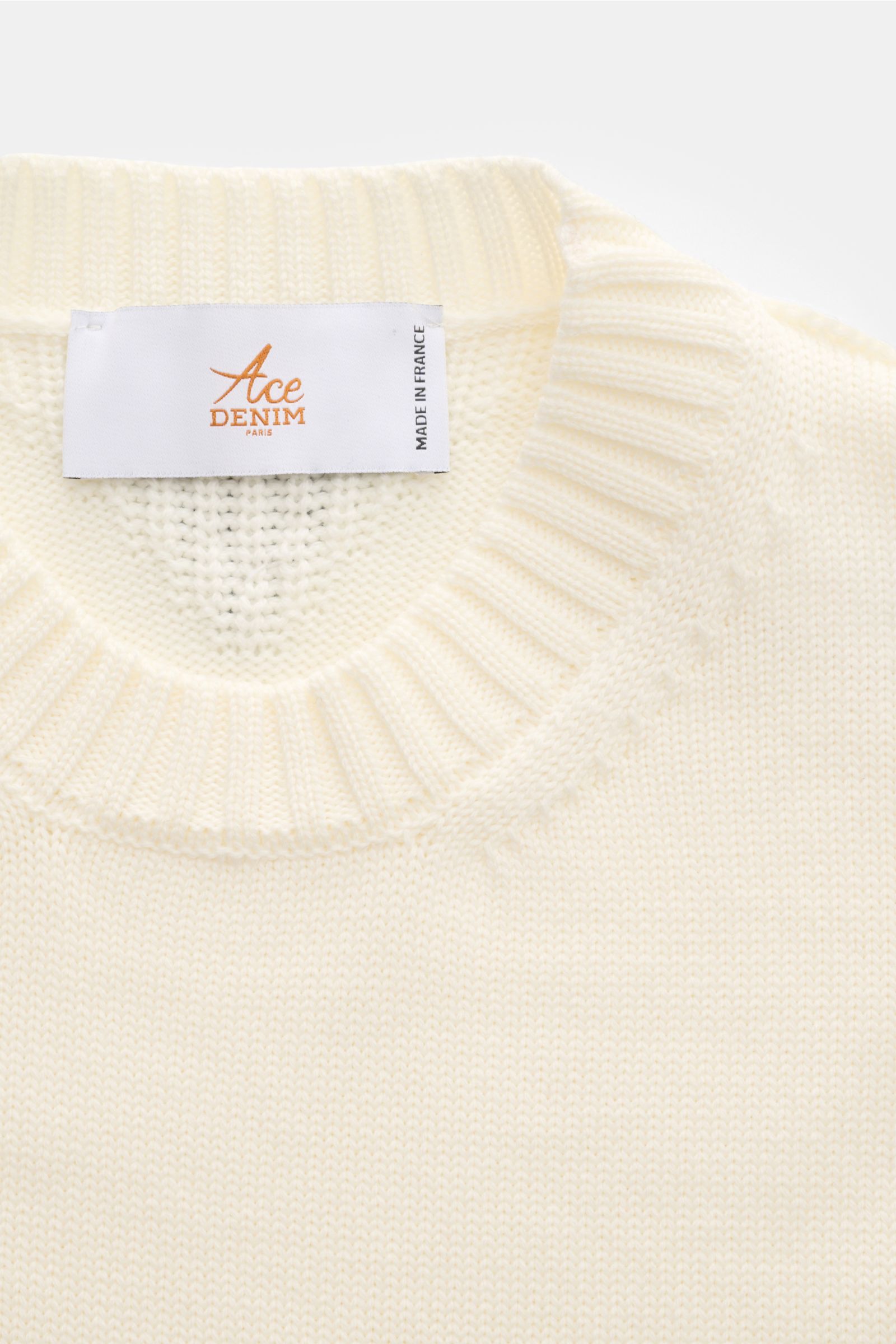 Ace Denim Merino Rundhalspullover creme aus reiner Merinowolle, Slim Fit, weicher Griff, Rundhalsausschnitt, breite Rippbündchen, Detailansicht von oben.