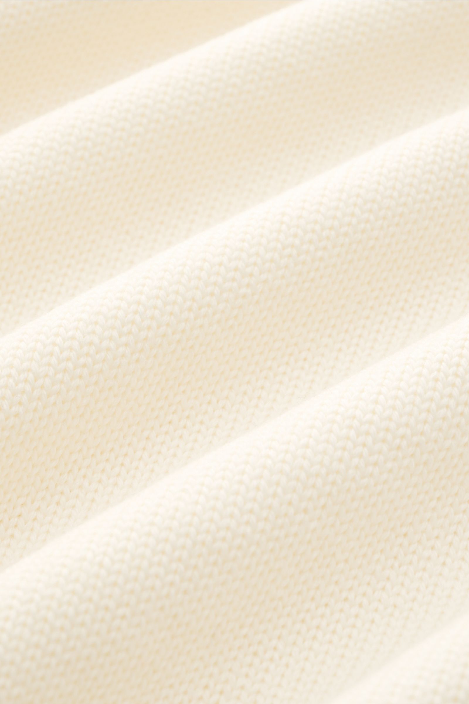 Ace Denim Merino Rundhalspullover creme, Detailaufnahme des mittleren Strickbilds aus weicher, reiner Merinowolle in Slim Fit, Front perspektive.