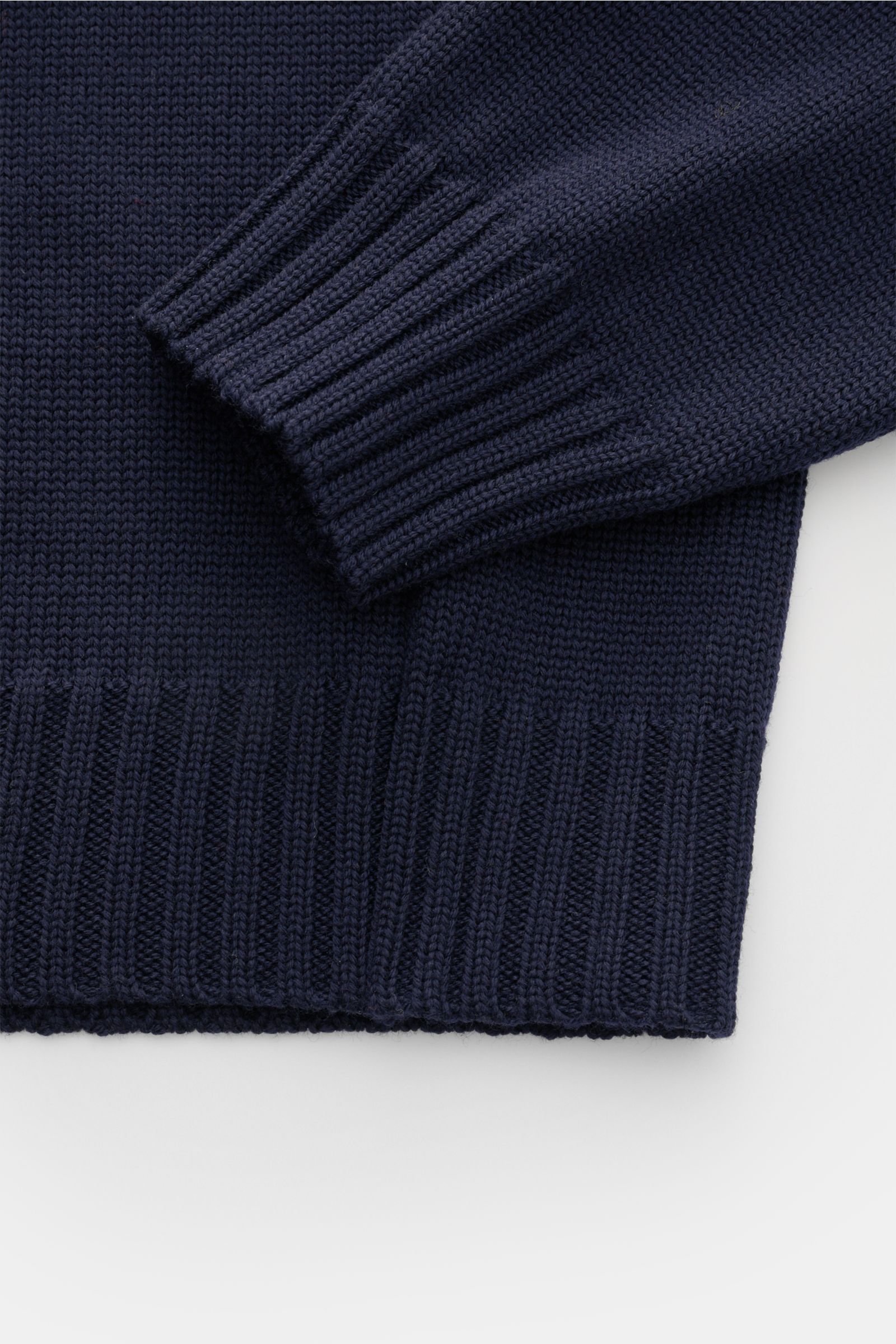 Ace Denim Merino Rundhalspullover navy, Nahaufnahme von Ärmel und Saum, reine Merinowolle, weicher Griff, Slim Fit, breite Rippbündchen.