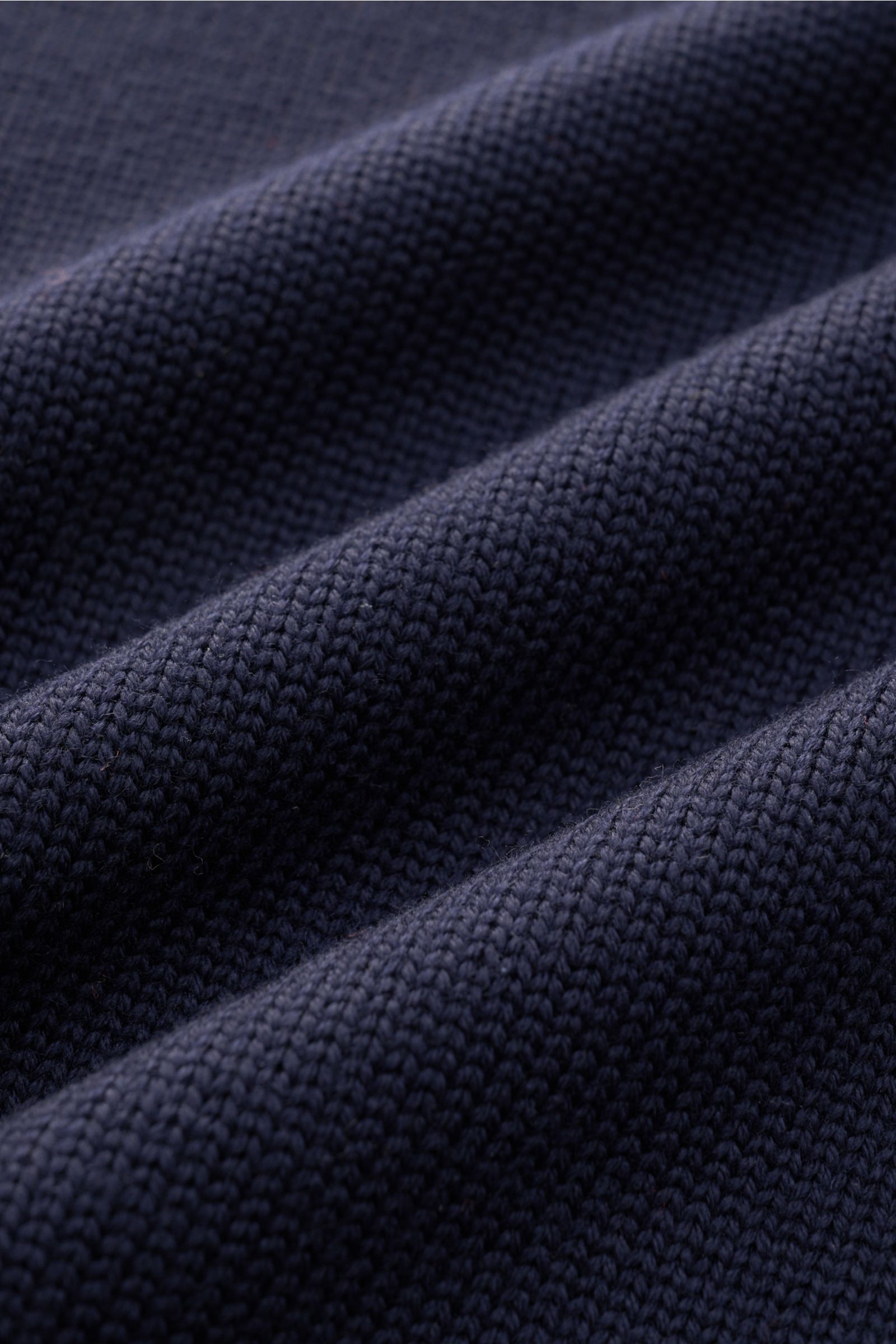 Ace Denim Merino Rundhalspullover navy, Detailaufnahme des mittelgroben Strickbilds aus reiner Merinowolle mit weichem Griff und Slim Fit.