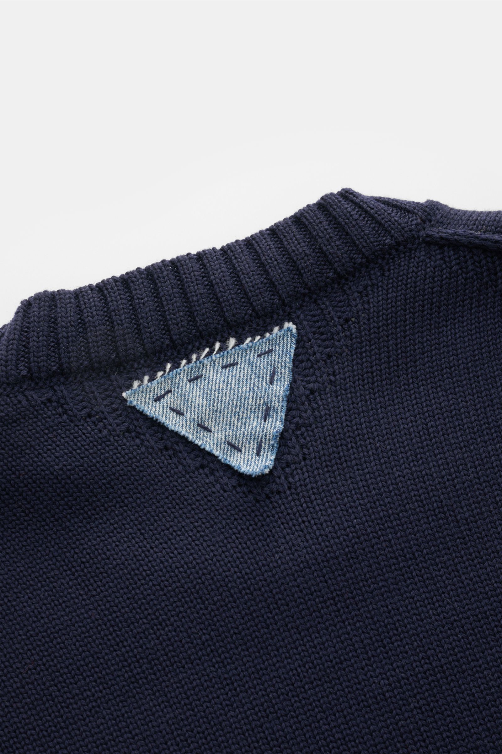 Ace Denim Merino Rundhalspullover navy in Slim Fit, aus weicher Merinowolle fotografiert von oben, mit Denim-Patch hinten.