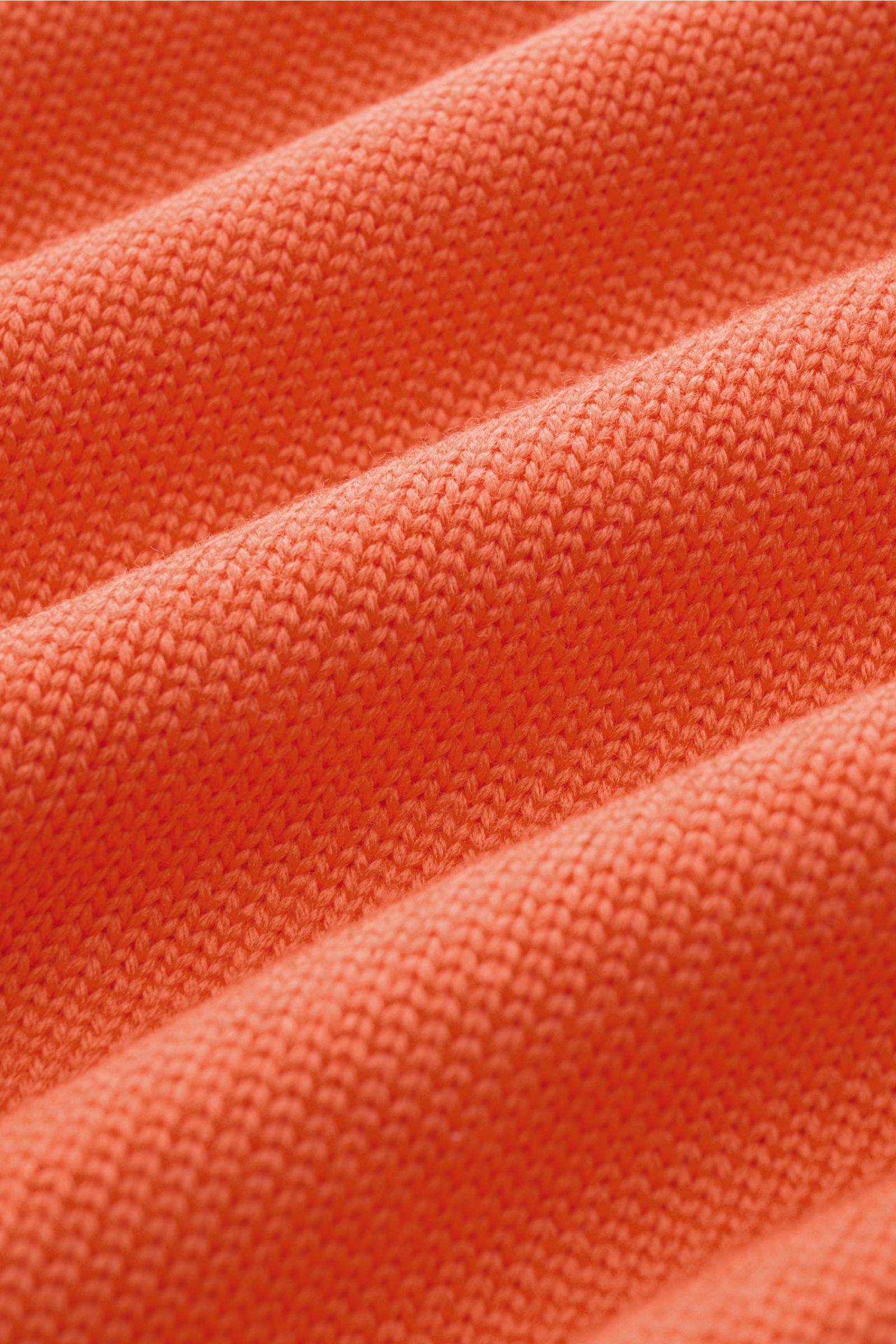 Ace Denim Merino Rundhalspullover orange Nahaufnahme des weich gestrickten Merinowollstoffs mit mittelgrobem Strickbild und weichem Griff.