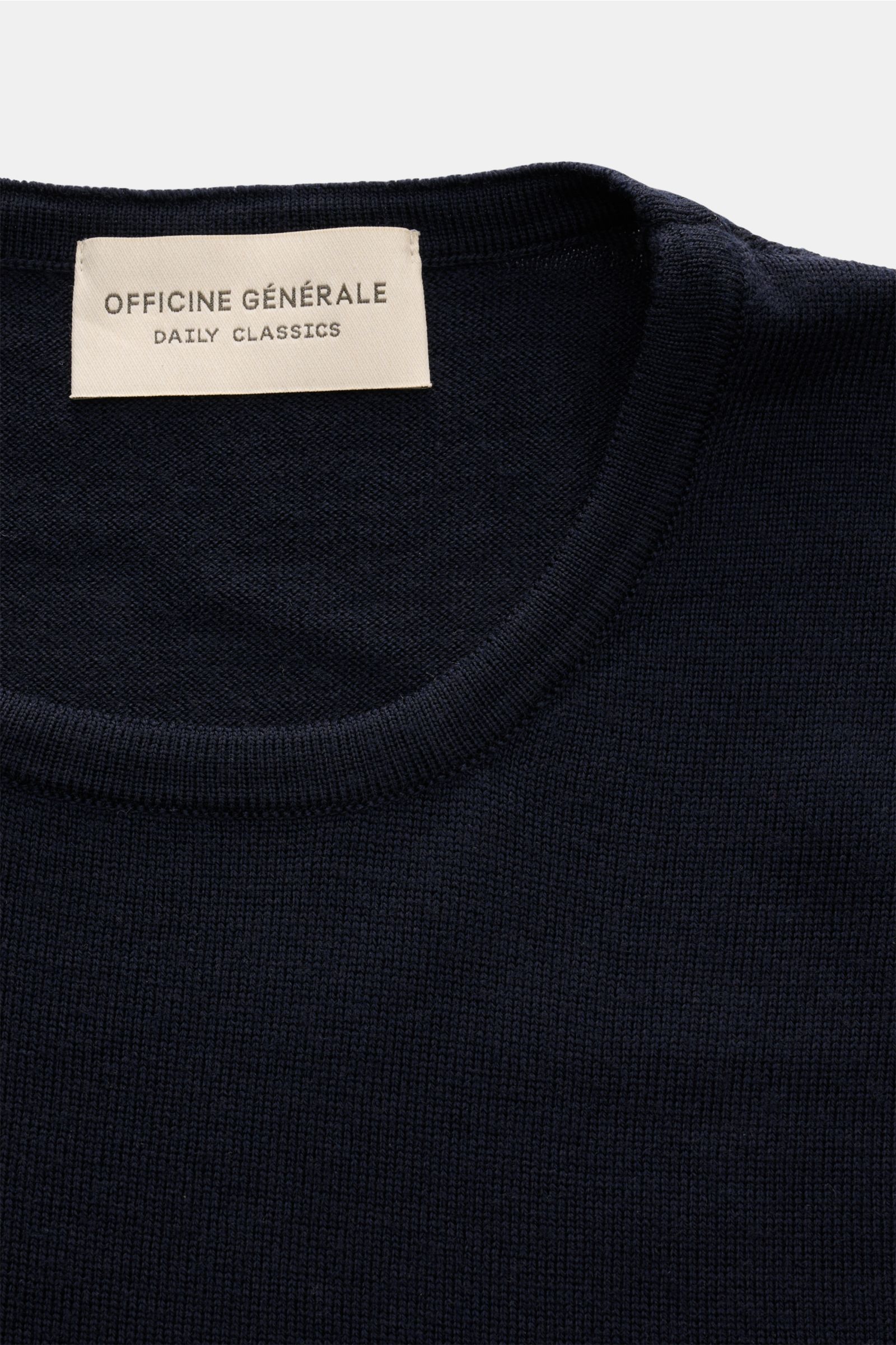 Close-up front view of Officine Générale Merino Rundhalspullover navy, a soft, finely knit merino wool sweater with round neckline and ribbed cuffs.

Description: Luxuriöses Basic: Der Rundhalspullover von OFFICINE GÉNÉRALE aus reiner Merinowolle biete