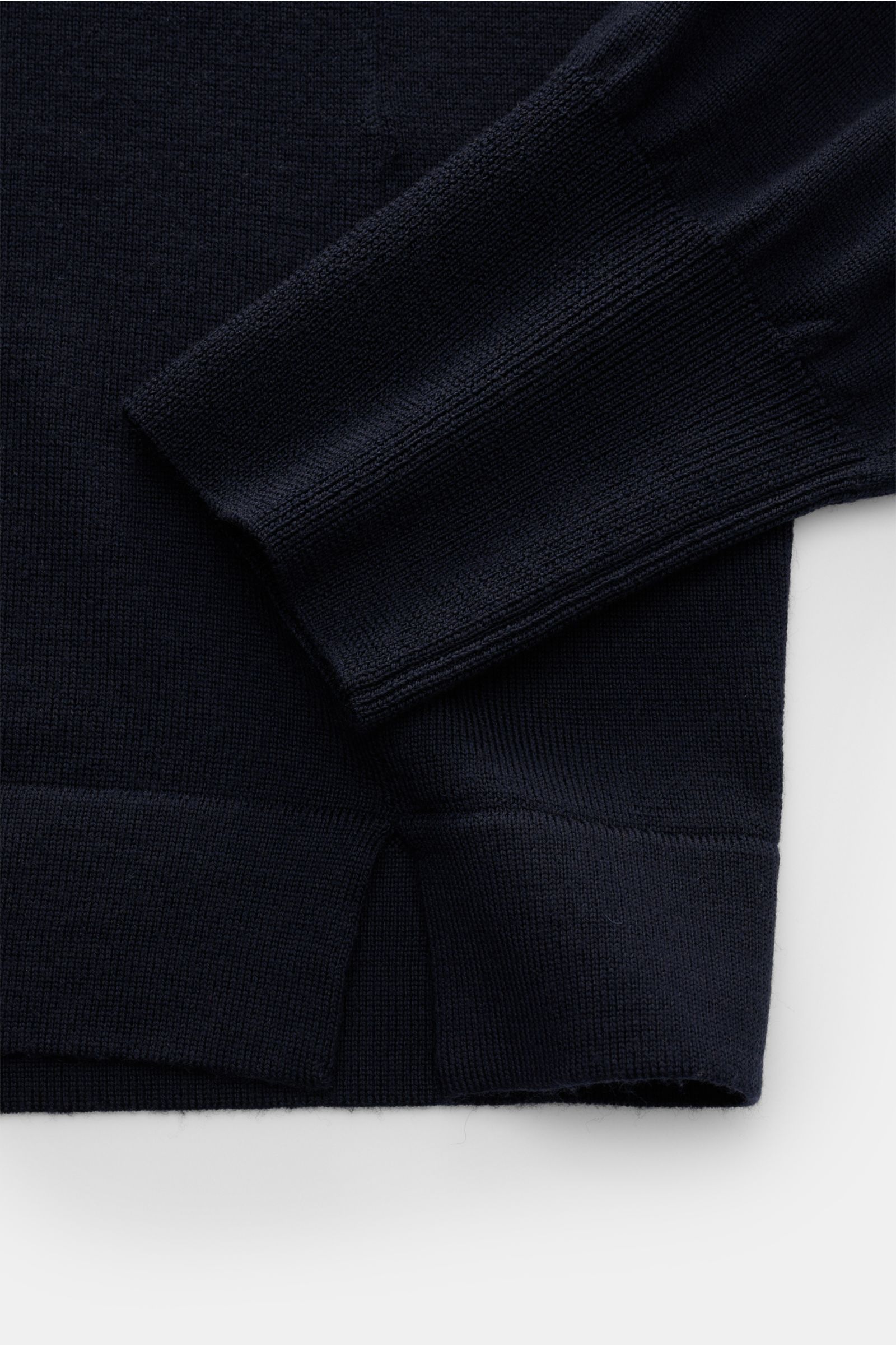 Close-up view of the cuff and bottom hem of the Officine Générale Merino Rundhalspullover navy, showing fine knit, soft texture, and comfortable ribbed cuffs.

Description: Luxuriöses Basic: Der Rundhalspullover von OFFICINE GÉNÉRALE aus reiner Merinow