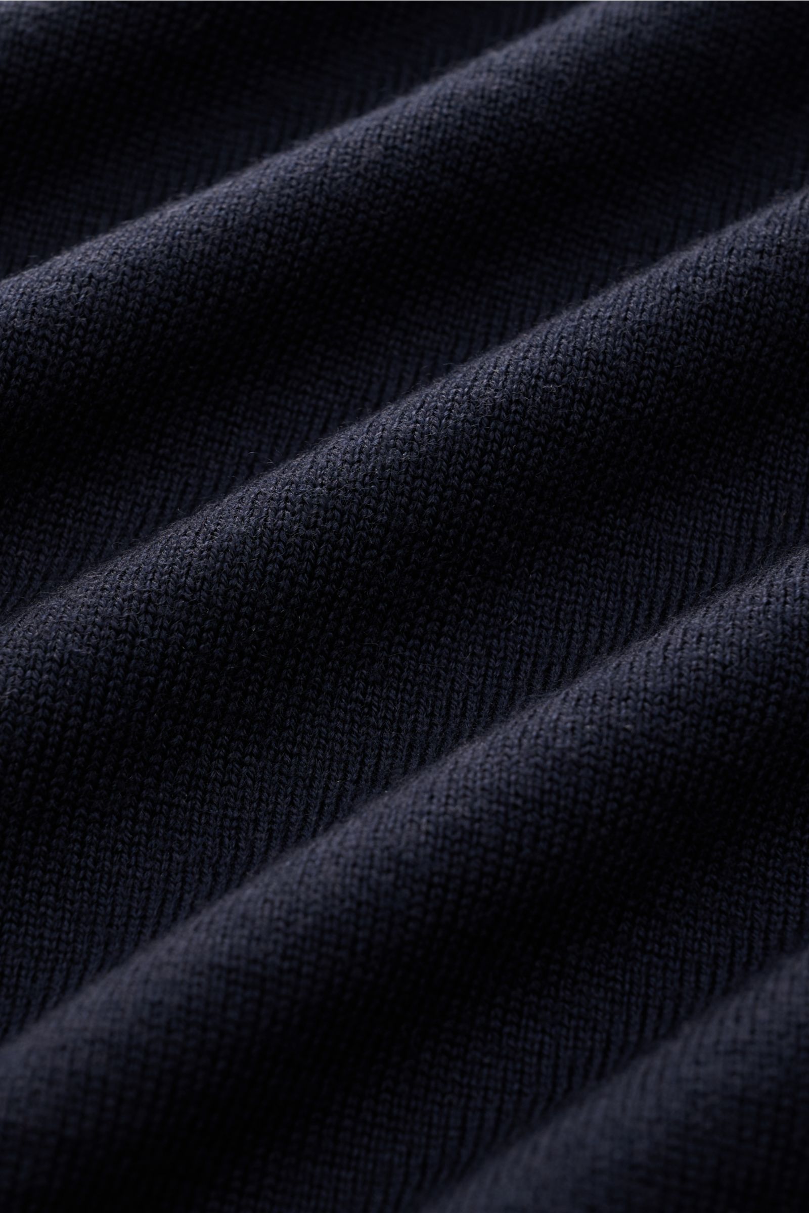 Close-up view of the fabric texture of the Officine Générale Merino Rundhalspullover navy, showing fine knit in soft pure merino wool.

Description: Luxuriöses Basic: Der Rundhalspullover von OFFICINE GÉNÉRALE aus reiner Merinowolle bietet hervorragenden 