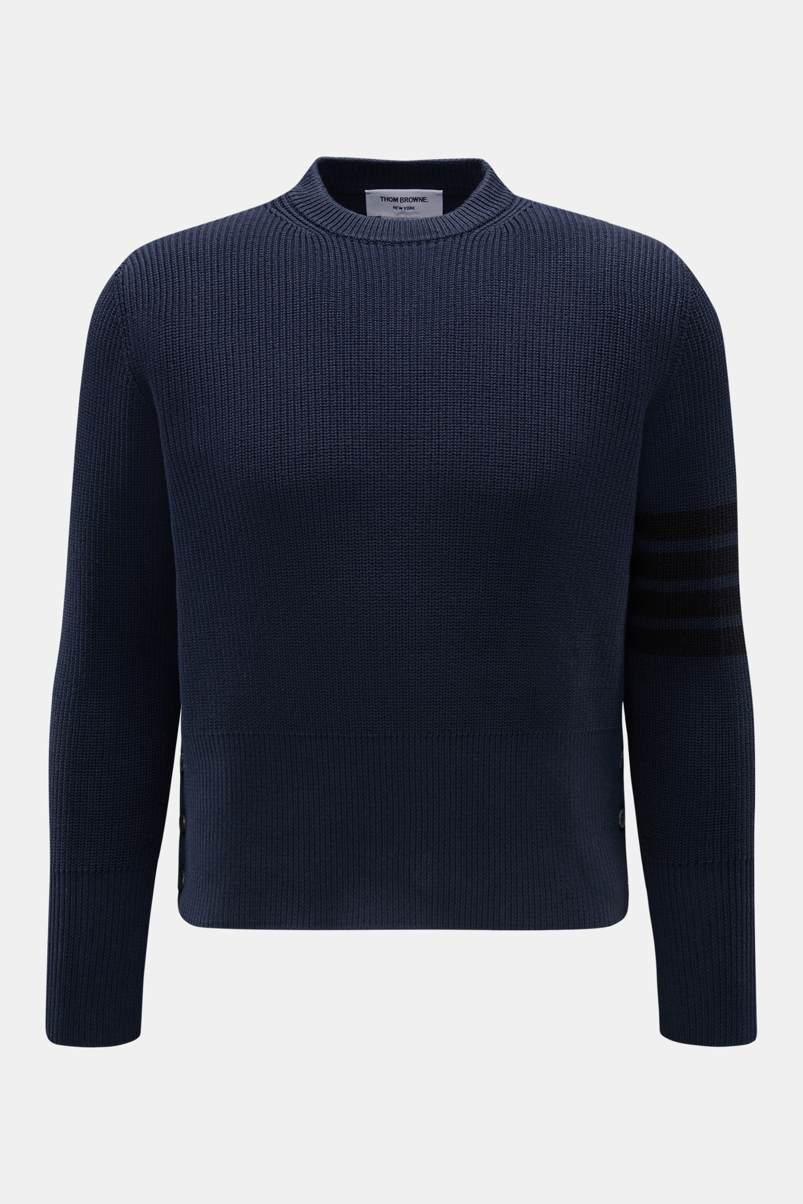 Front view of Thom Browne Rundhalspullover graublau, a slim fit, mid-weight knit cotton sweater with a round neck, tonal sleeve stripes, side slits, and buttoned cuffs. Stylish winter essential with soft texture and signature details.