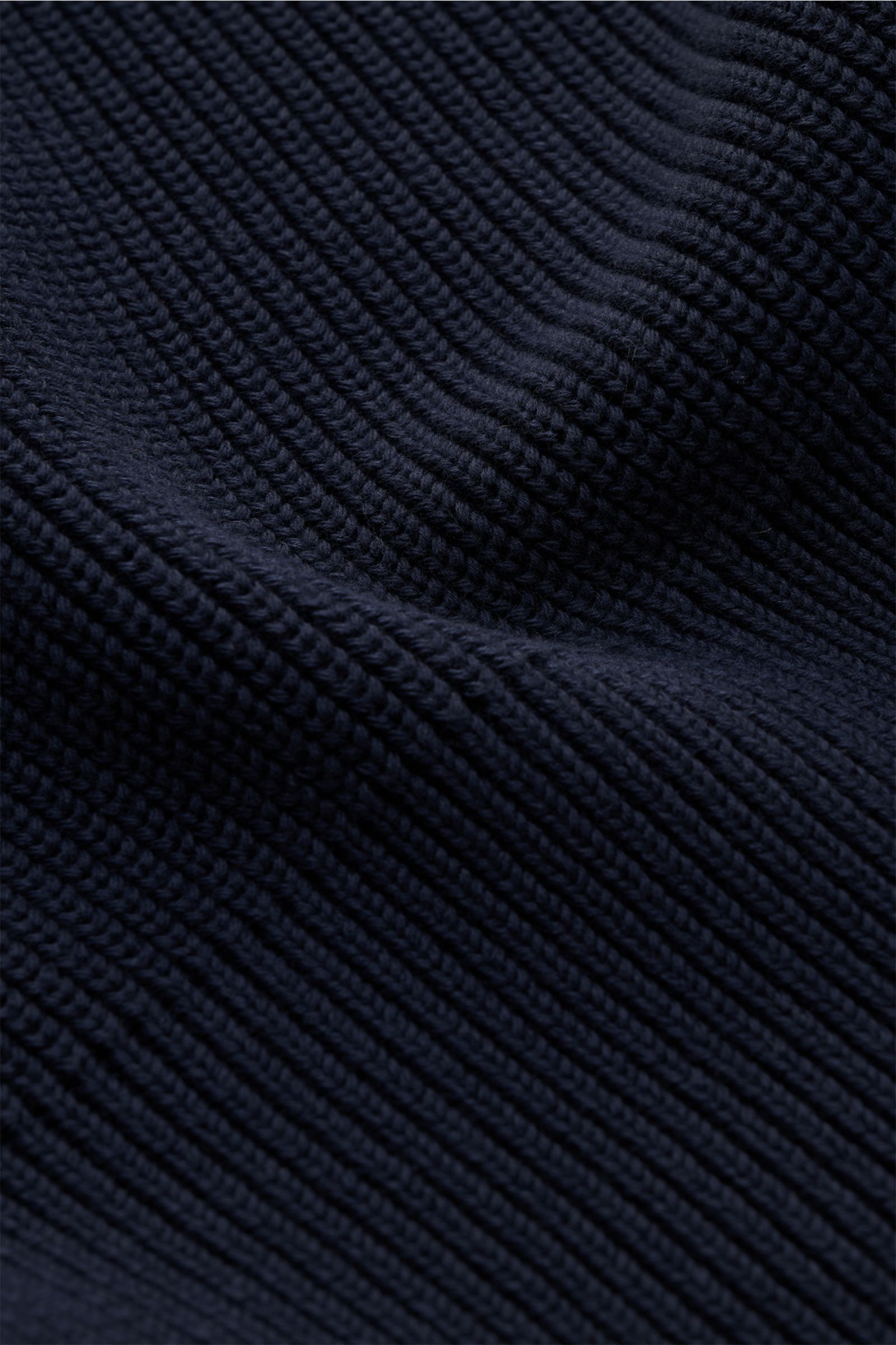 Close-up view of the Thom Browne Rundhalspullover graublau showing its mittelgrobes Strickbild knit texture in dark gray-blue. Stilvoll durch die kalte Saison: Der Rundhalspullover aus reiner Baumwolle von THOM BROWNE setzt mit seinen charakteristischen S