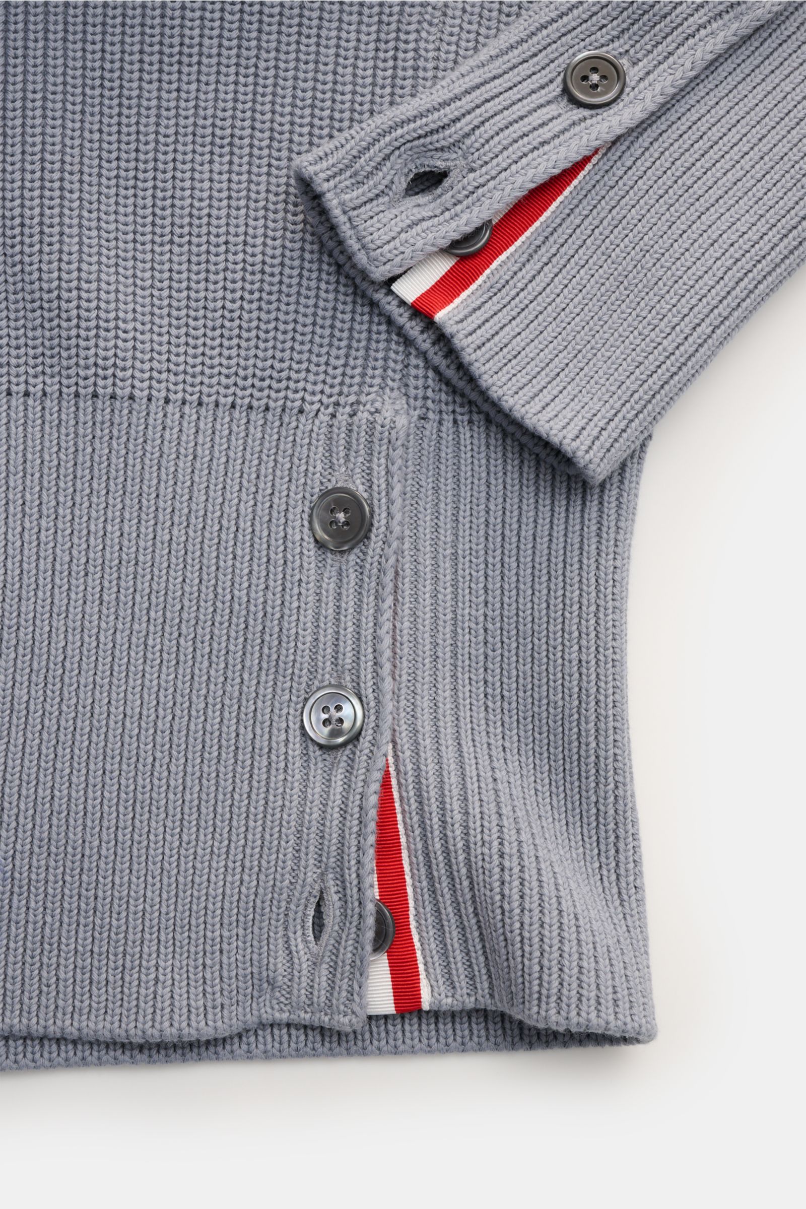 Close-up side view of Thom Browne Rundhalspullover rauchblau in soft pure cotton with tonal stripes, buttons on sleeve cuffs and side slits.

Description: Stilvoll durch die kalte Saison: Der Rundhalspullover aus reiner Baumwolle von THOM BROWNE setzt 