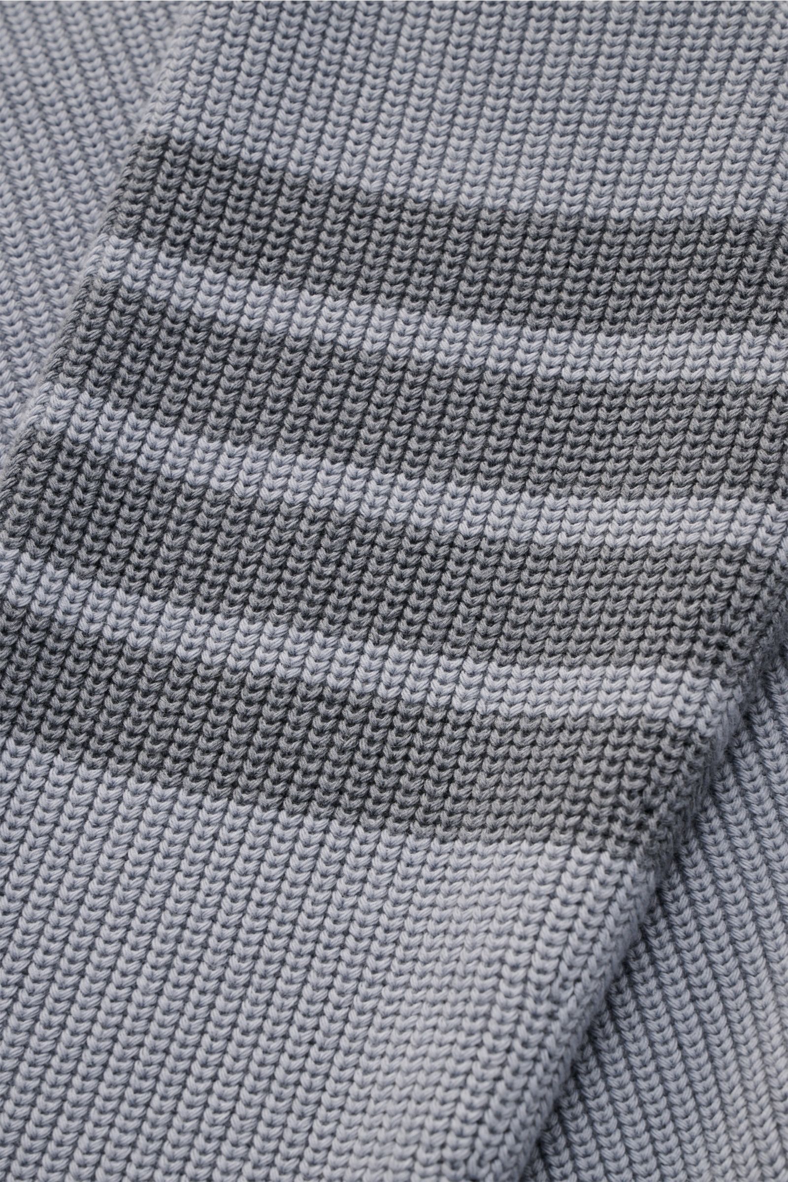 Close-up, top-down view of the Thom Browne Rundhalspullover rauchblau showing soft, pure cotton knit with tonal stripes, slim fit, round neckline, side slits, and buttoned sleeve cuffs; stylish winter pullover with medium knit texture.