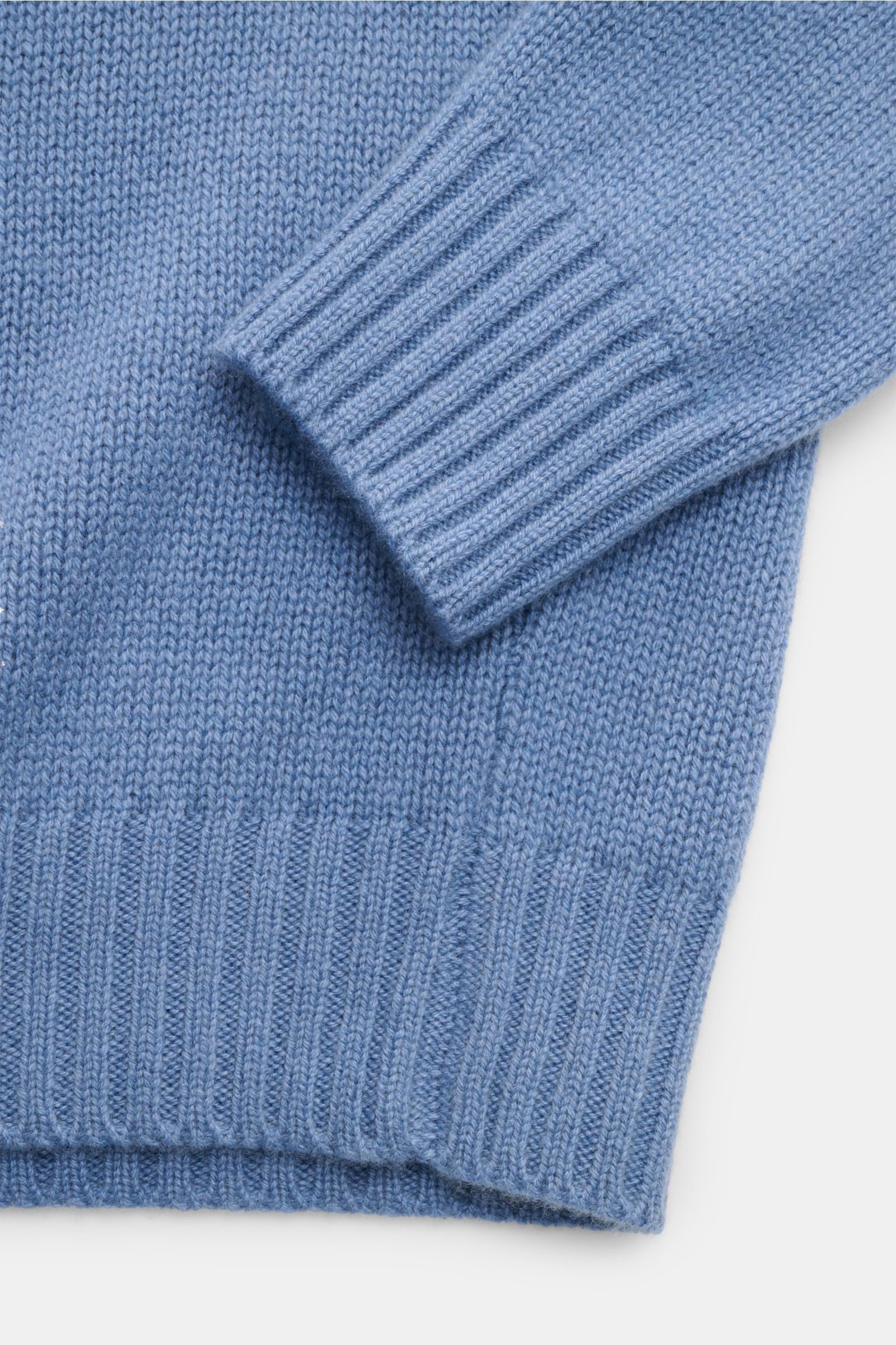 Close-up image of the sleeve and hem of the Bruno Manetti Cashmere Rundhalspullover graublau, showing its soft, mid-fine knit texture and ribbed cuffs from a top-down perspective. Einmal anziehen, nie mehr missen wollen – dieser Rundhalspullover von BRUNO