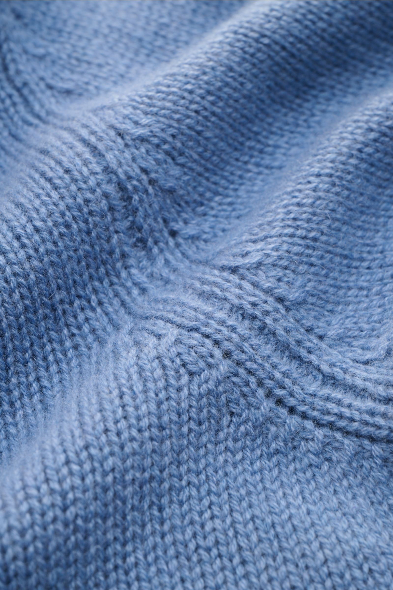 Close-up view of the soft, mid-fine knit texture of the Bruno Manetti Cashmere Rundhalspullover graublau, showing its comfortable ribbed cuffs and round neckline. Einmal anziehen, nie mehr missen wollen – dieser Rundhalspullover von BRUNO MANETTI ist ein 