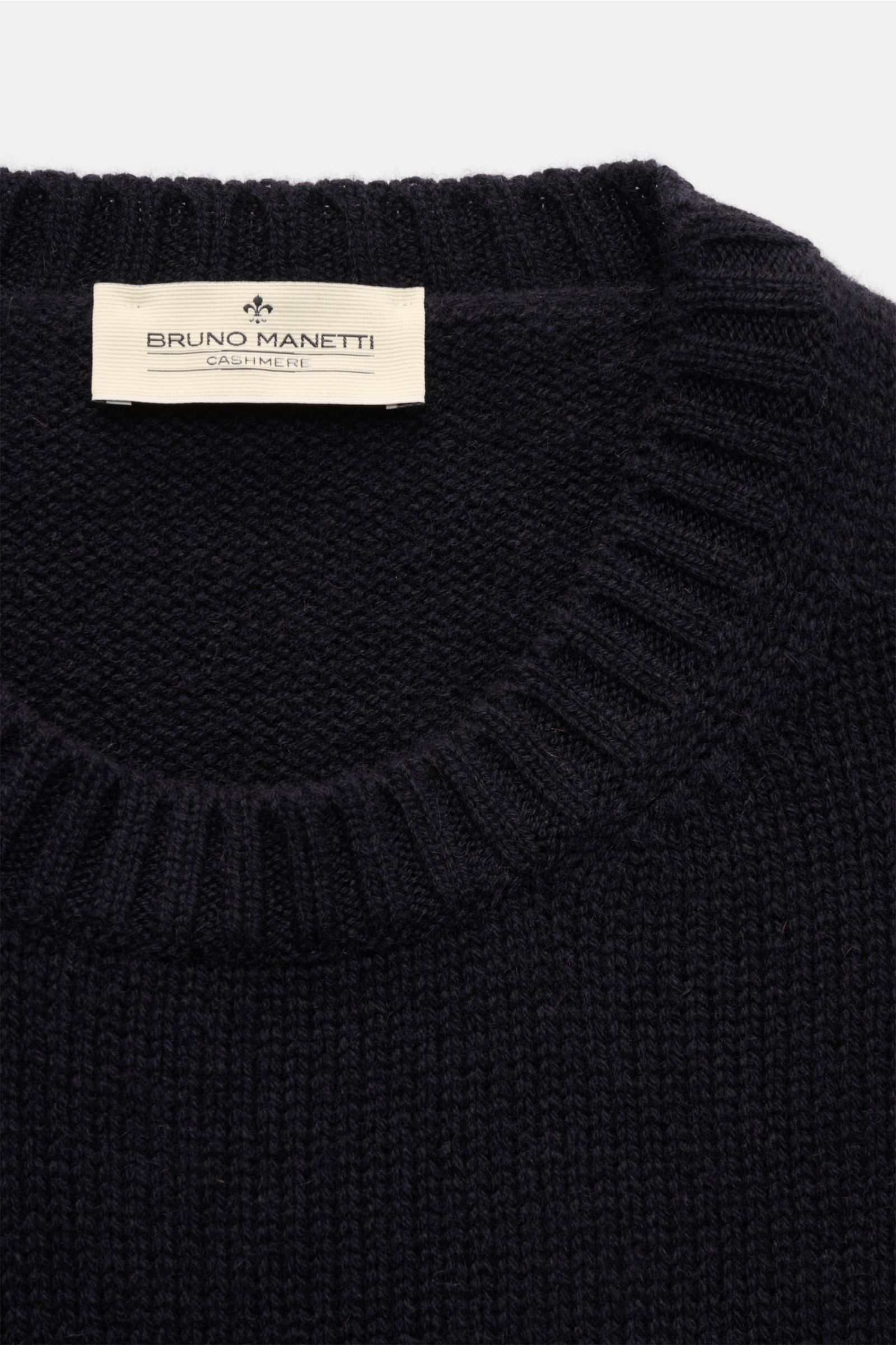 Nahaufnahme von Bruno Manetti Cashmere Rundhalspullover navy aus weichem, mittelfeinem Strick mit Rundhalsausschnitt und Rippbündchen.