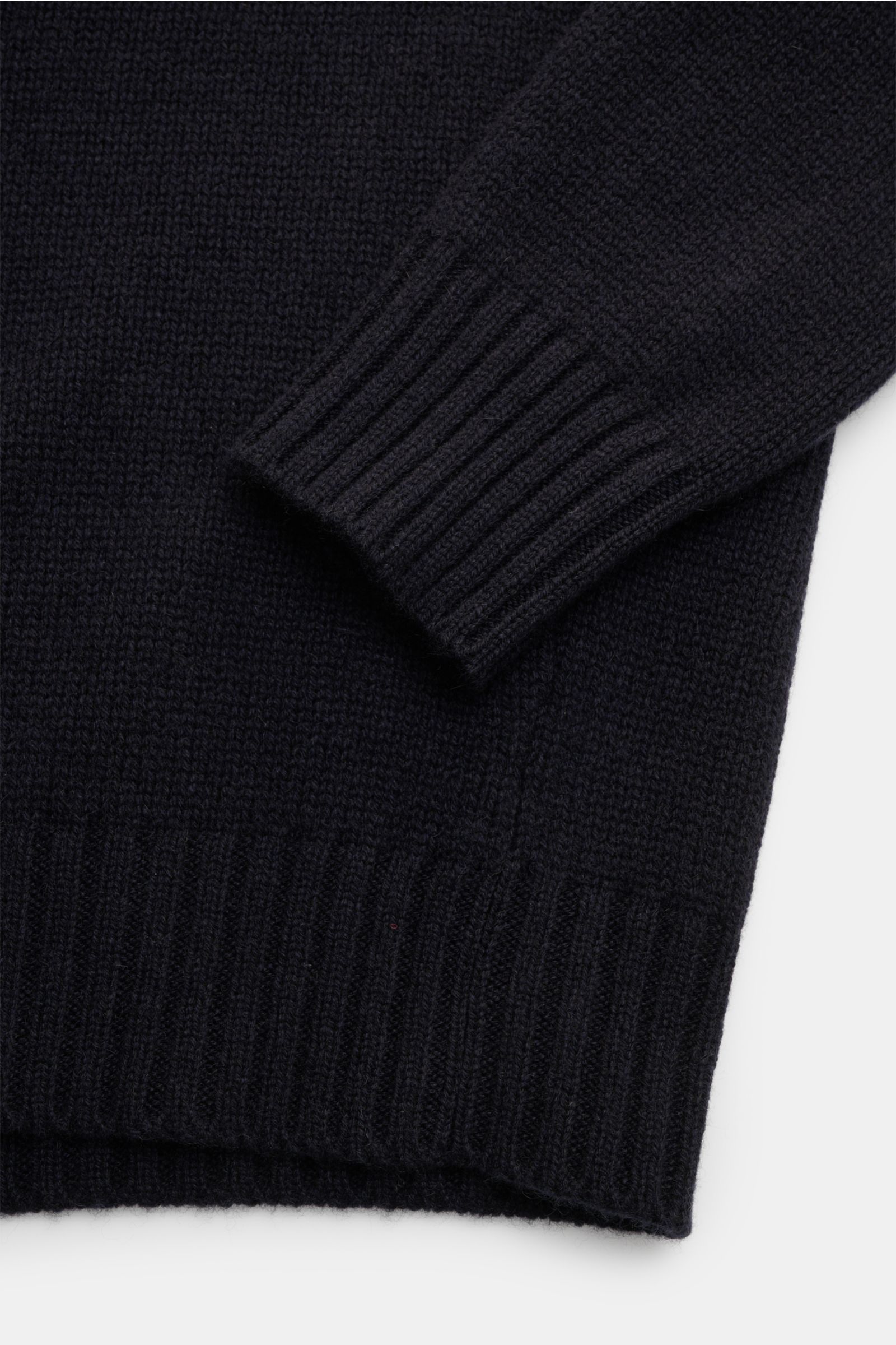 Bruno Manetti Cashmere Rundhalspullover navy in Slim Fit, mittelfeines Strickbild, weicher Griff, Rippbündchen, Detailaufnahme von Ärmel und Saum.